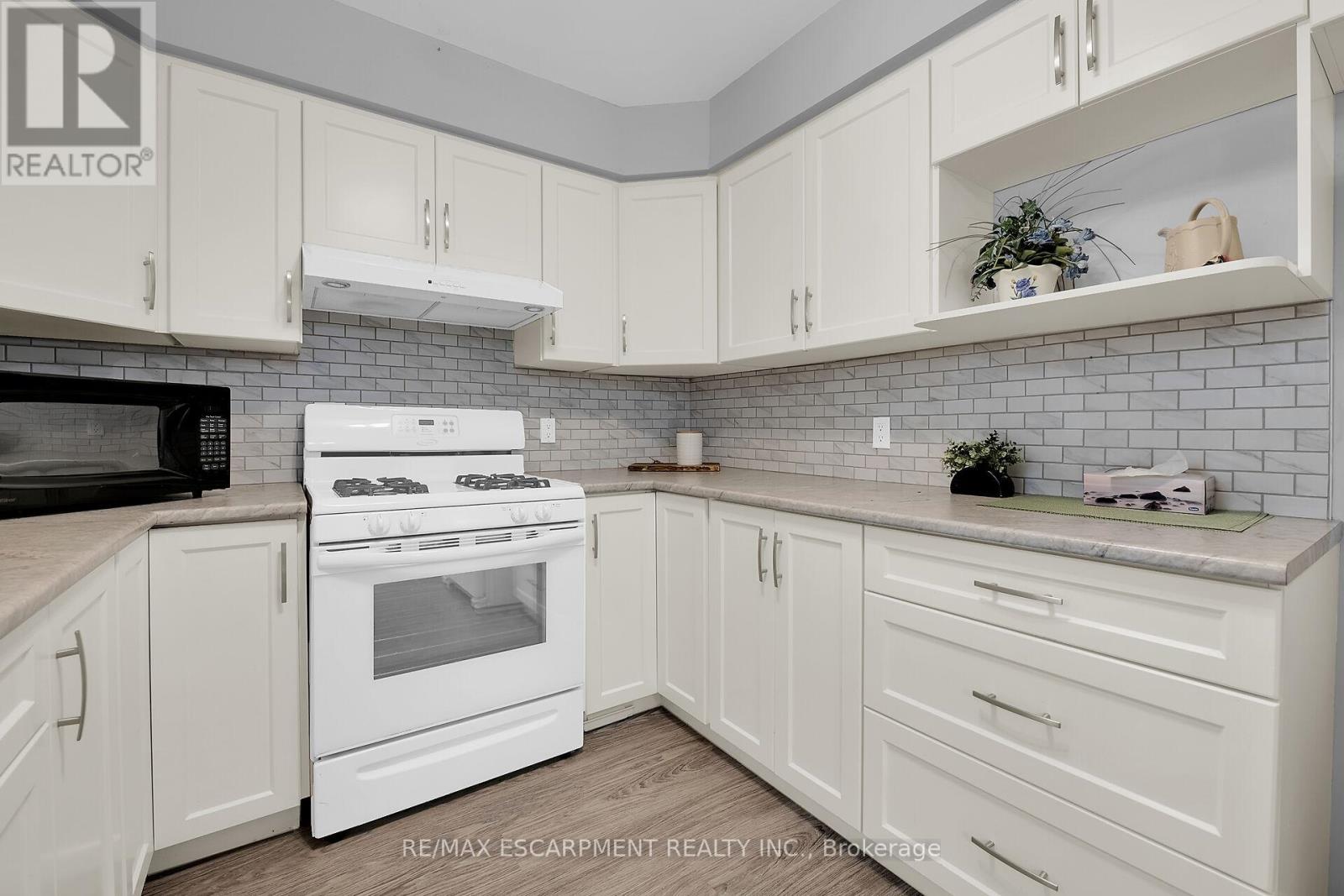 Photo 4 of 34 175 Victoria Street, Norfolk ON
