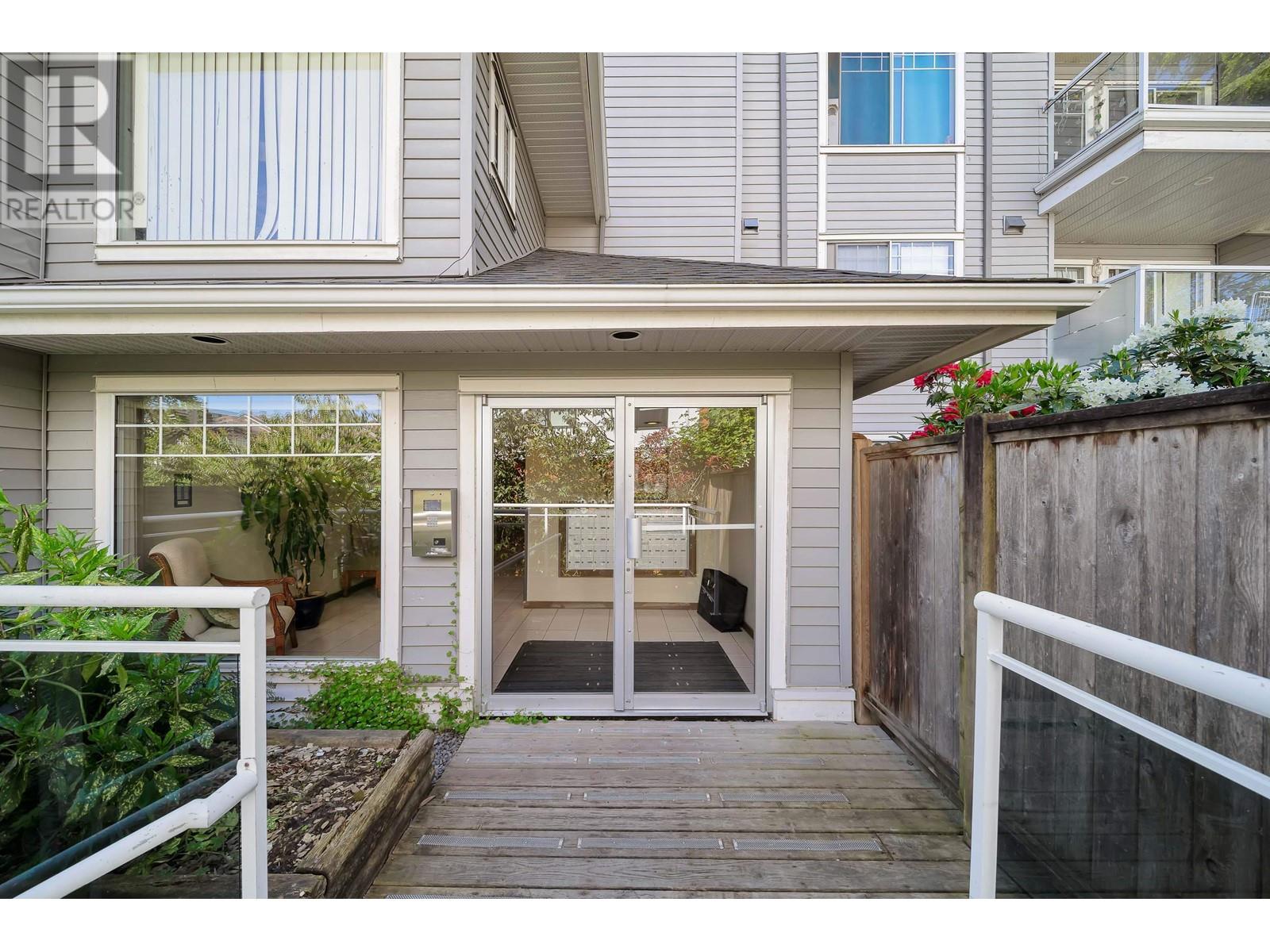 Photo 4 of 204 11671 Fraser Street, Maple Ridge BC