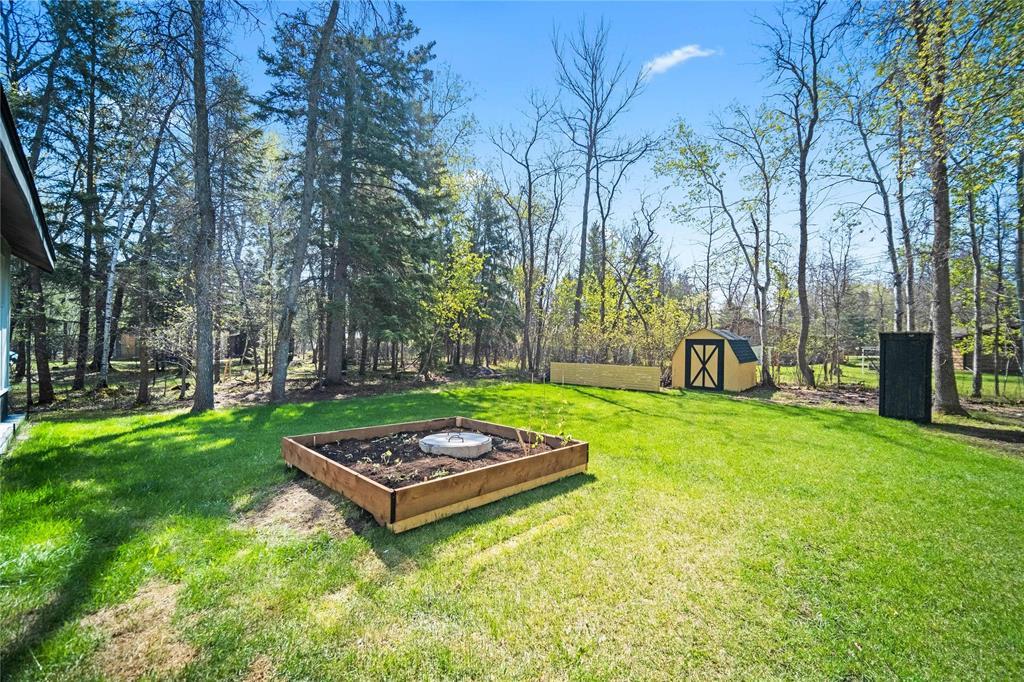 Photo 32 of 21 Canoba Crescent, Gimli Rm MB