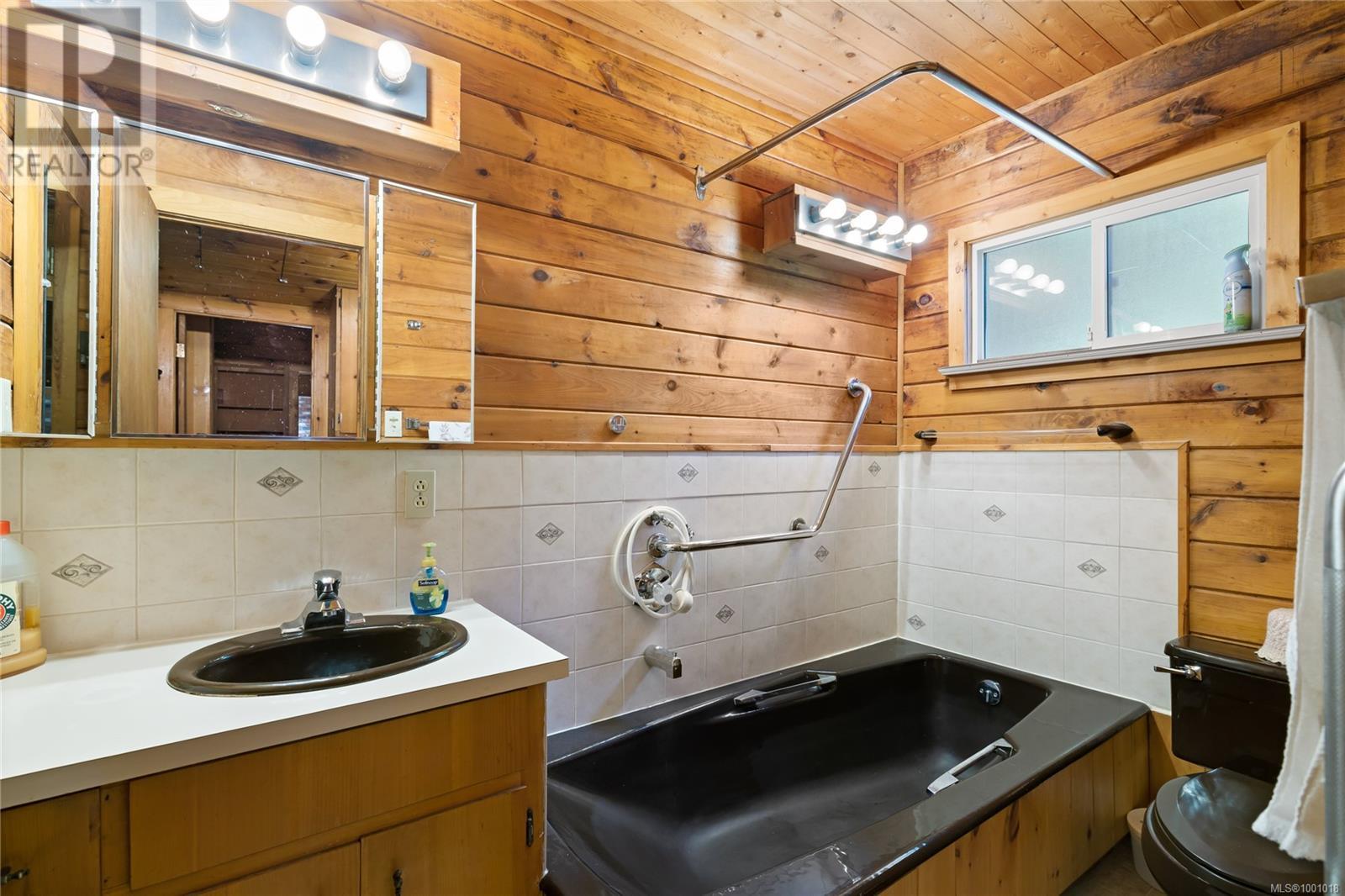 Photo 26 of 3826 Charlton Dr, Qualicum Beach BC