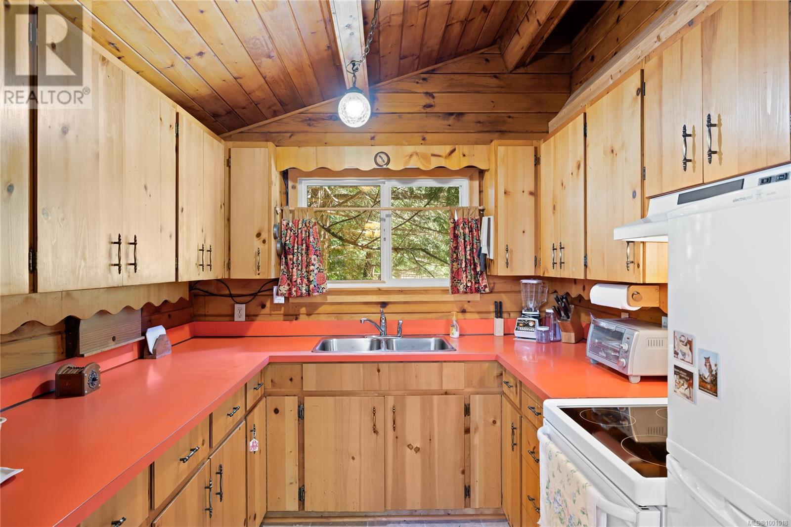 Photo 6 of 3826 Charlton Dr, Qualicum Beach BC