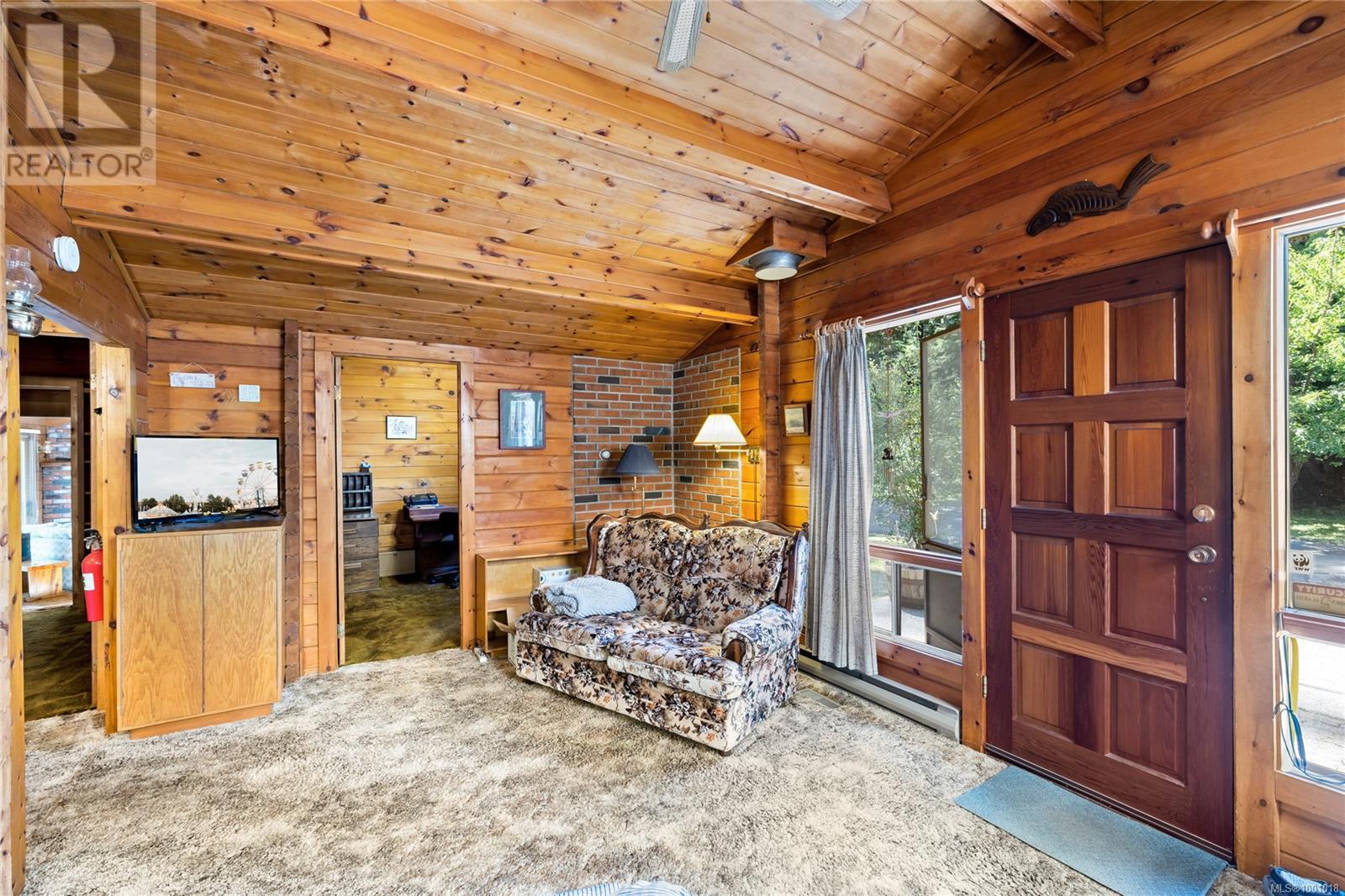 Photo 8 of 3826 Charlton Dr, Qualicum Beach BC