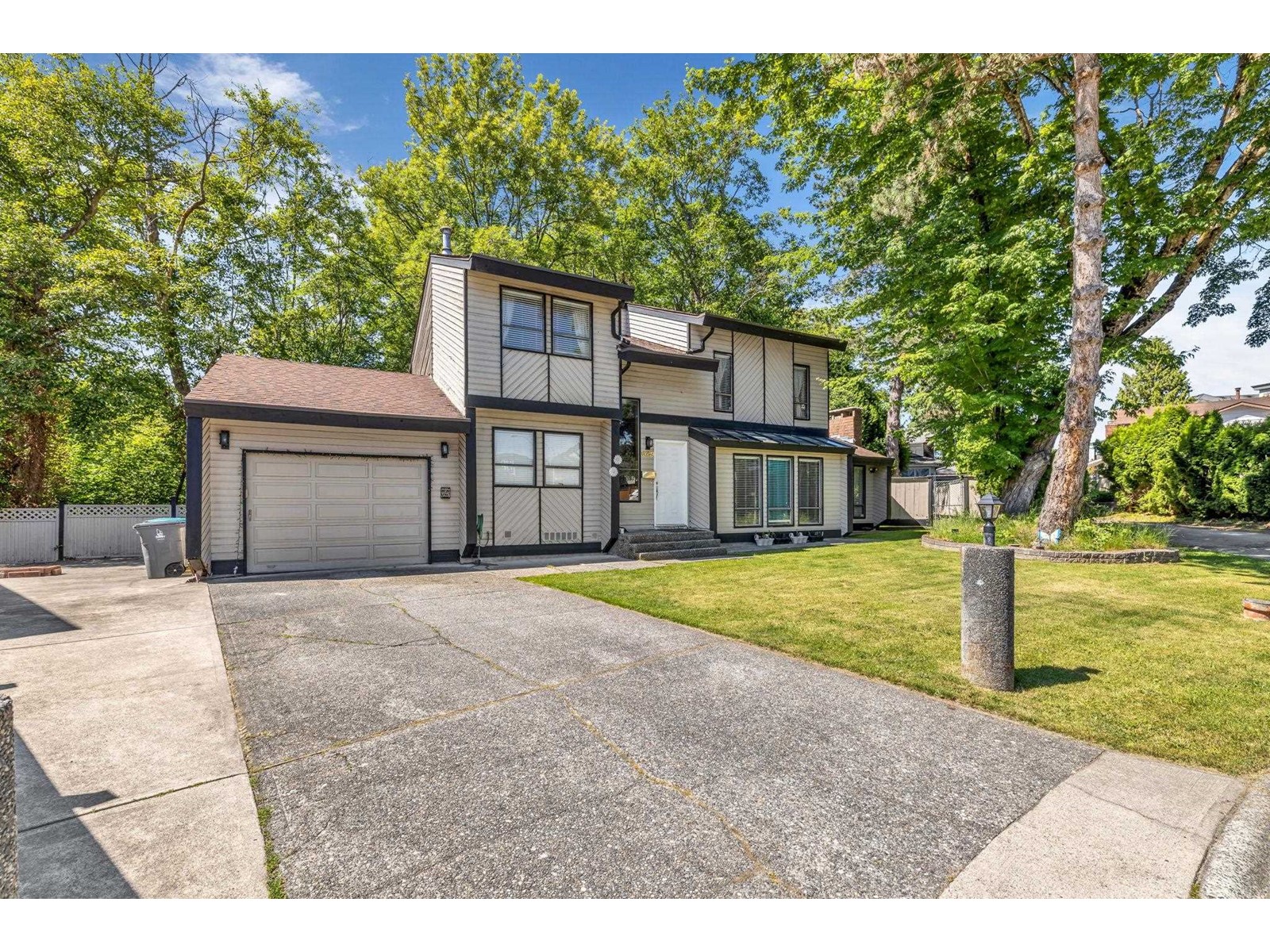Photo 2 of 13719 Glen Place, Surrey BC
