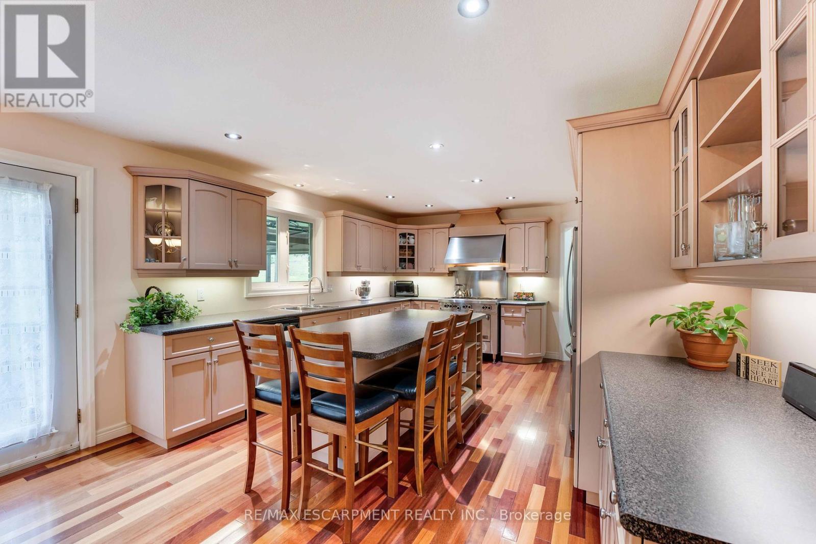 Photo 23 of 86 Ridge Road E, Grimsby ON