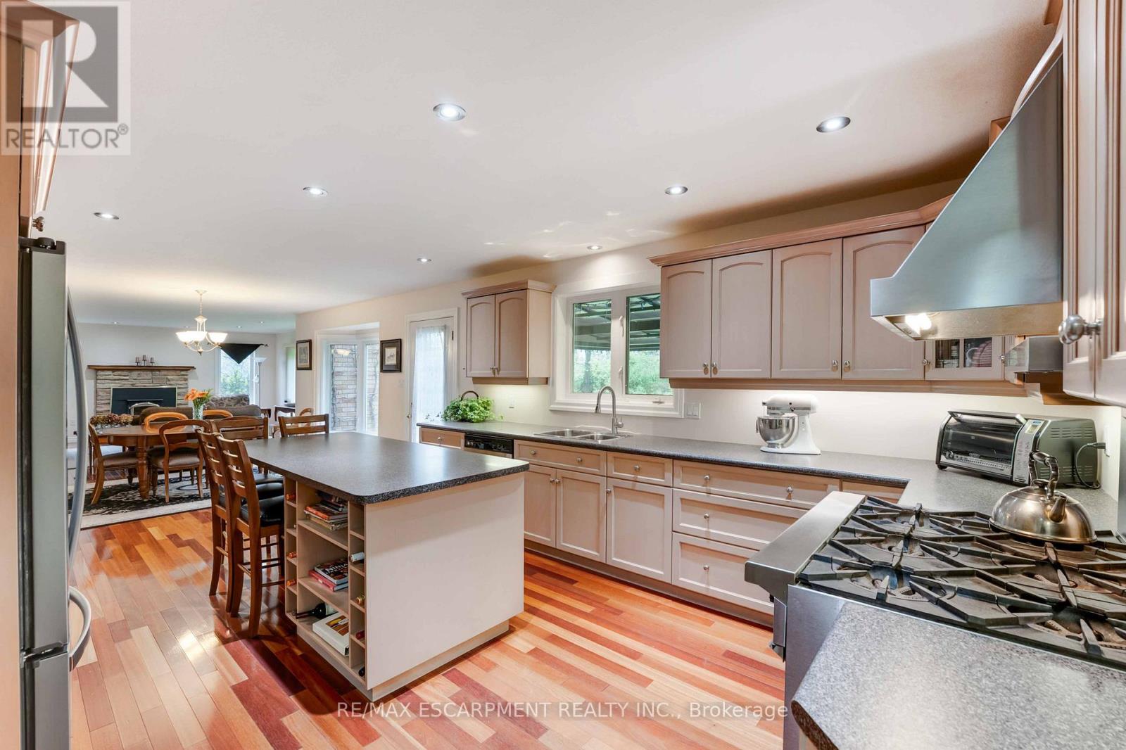 Photo 24 of 86 Ridge Road E, Grimsby ON