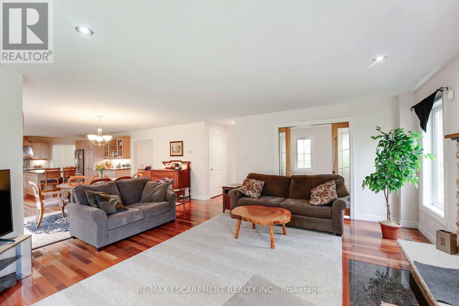 Photo 29 of 86 Ridge Road E, Grimsby ON