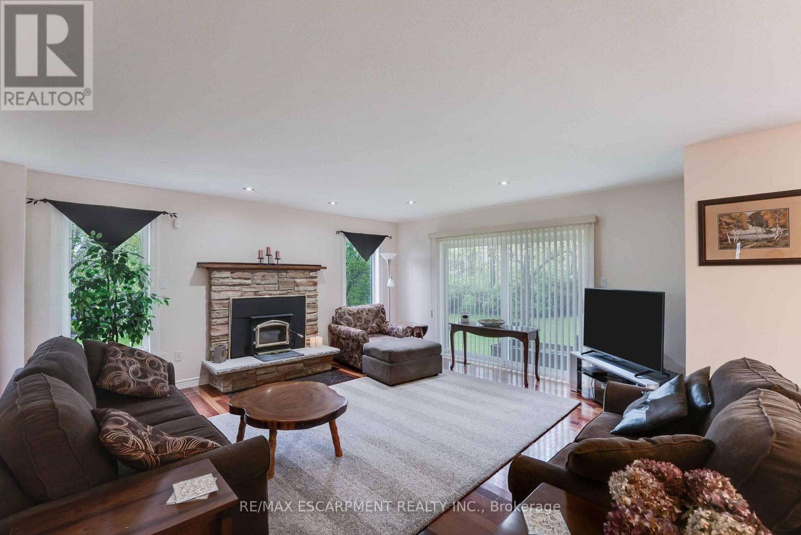Photo 30 of 86 Ridge Road E, Grimsby ON