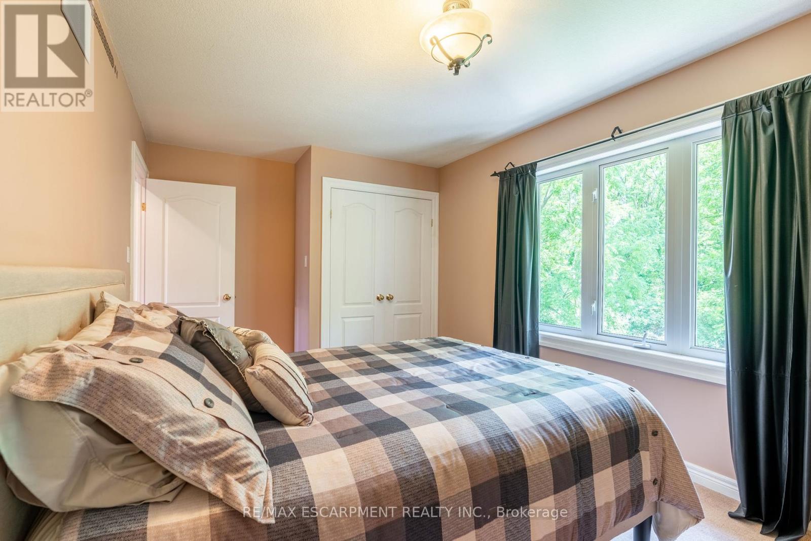 Photo 39 of 86 Ridge Road E, Grimsby ON