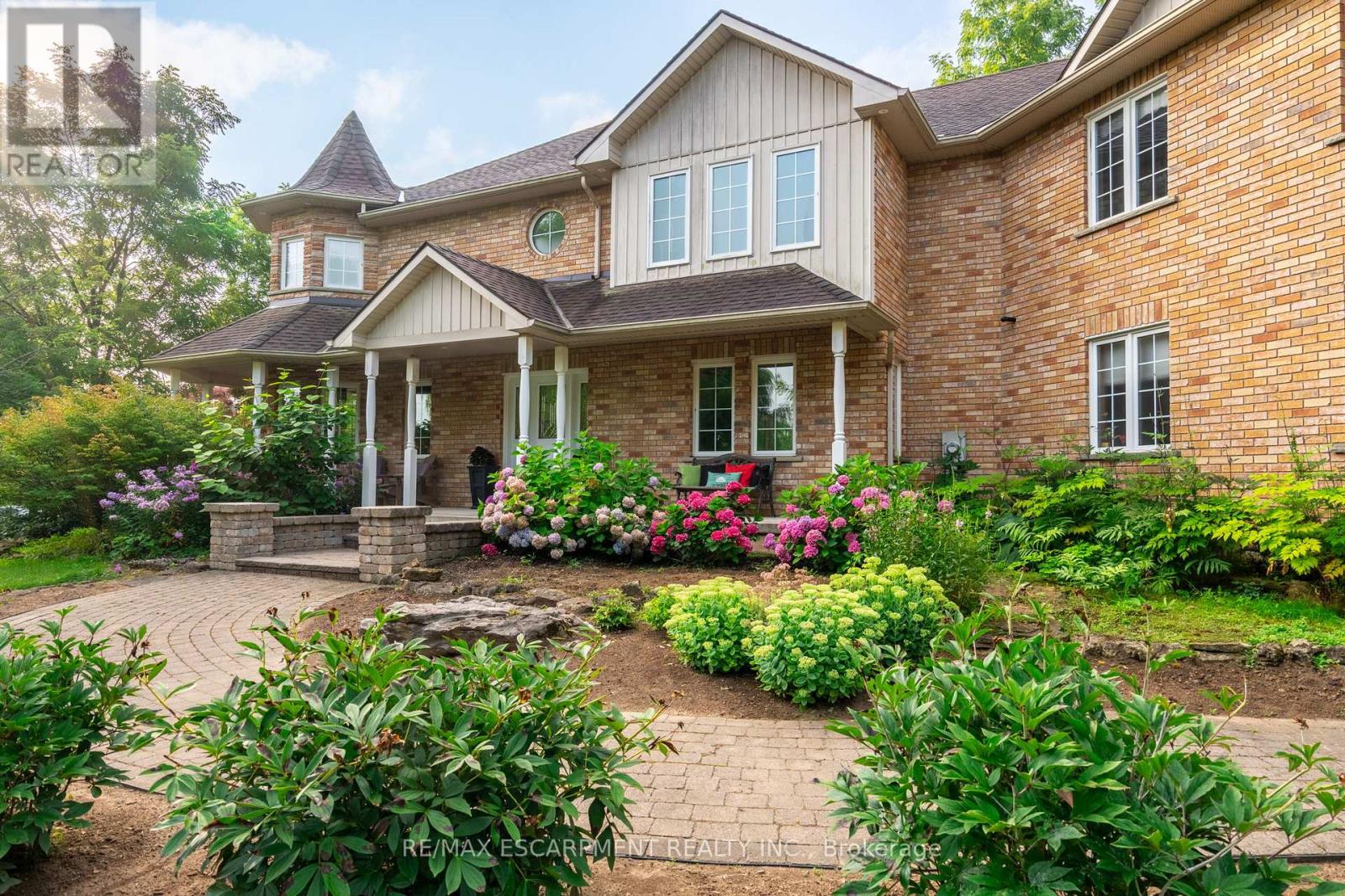 Photo 4 of 86 Ridge Road E, Grimsby ON