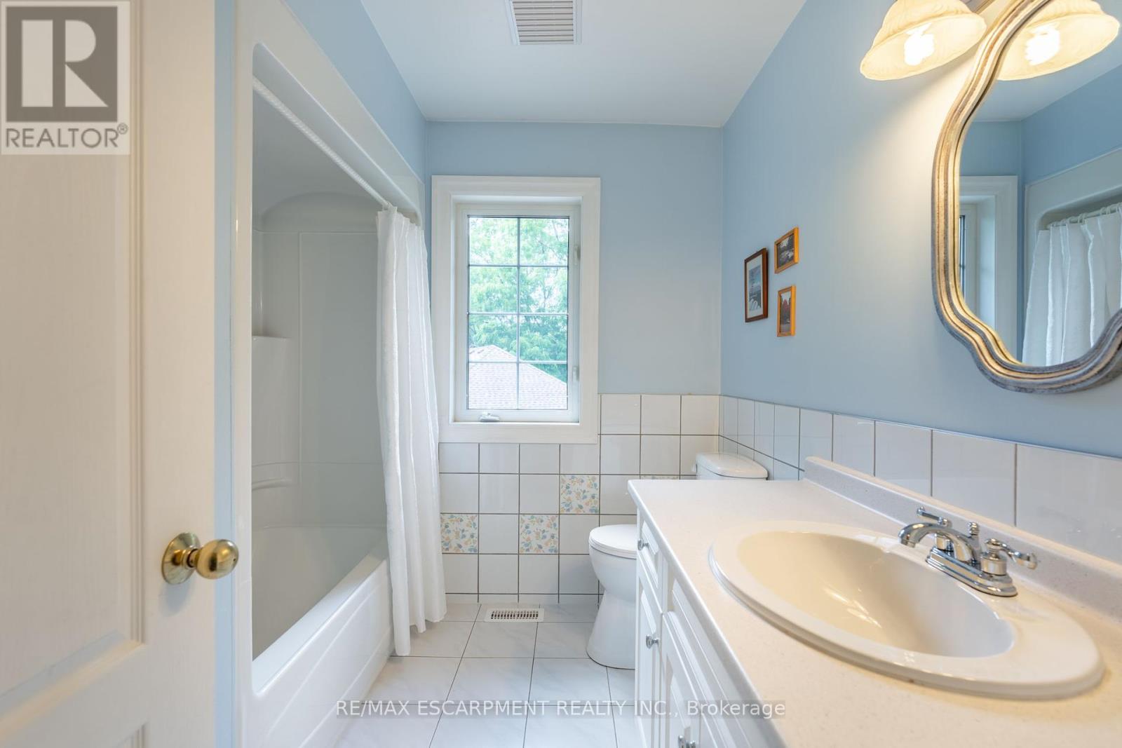 Photo 46 of 86 Ridge Road E, Grimsby ON