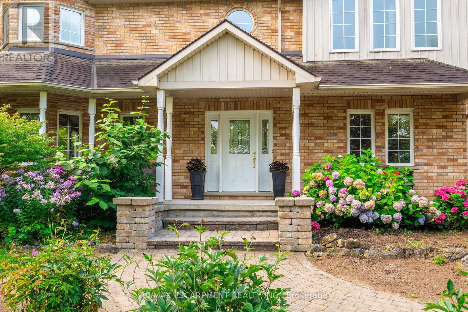 Photo 5 of 86 Ridge Road E, Grimsby ON