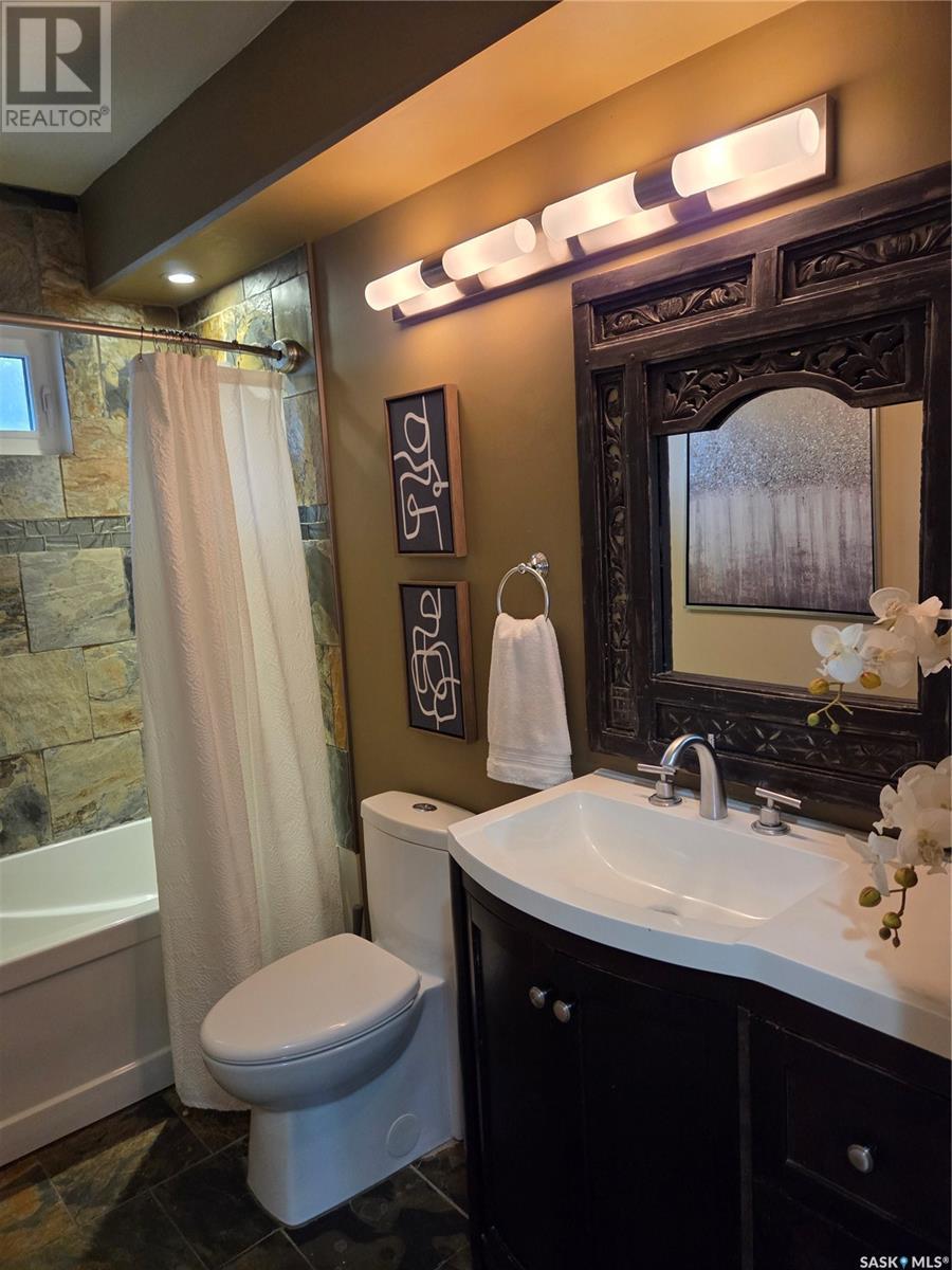Single Family House Raised bungalow for Sale in  Horace STREET Regina 