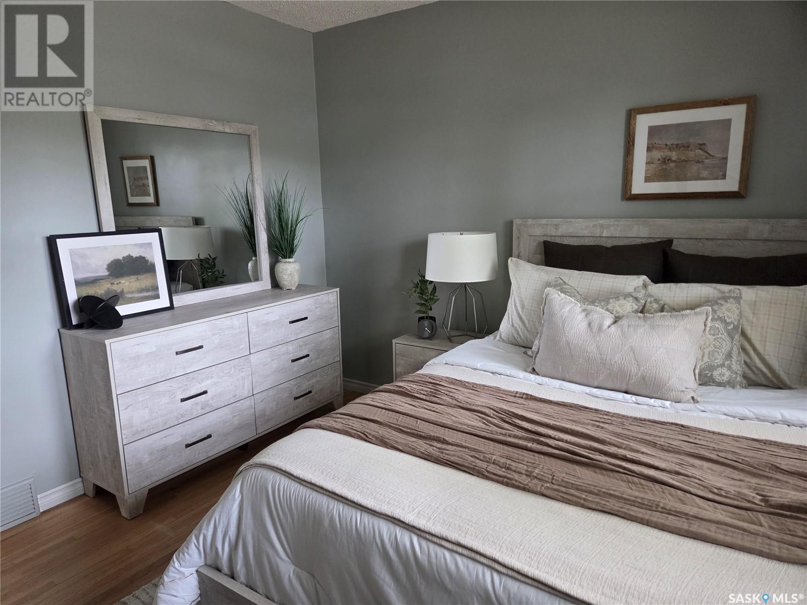 Single Family House Raised bungalow for Sale in  Horace STREET Regina 