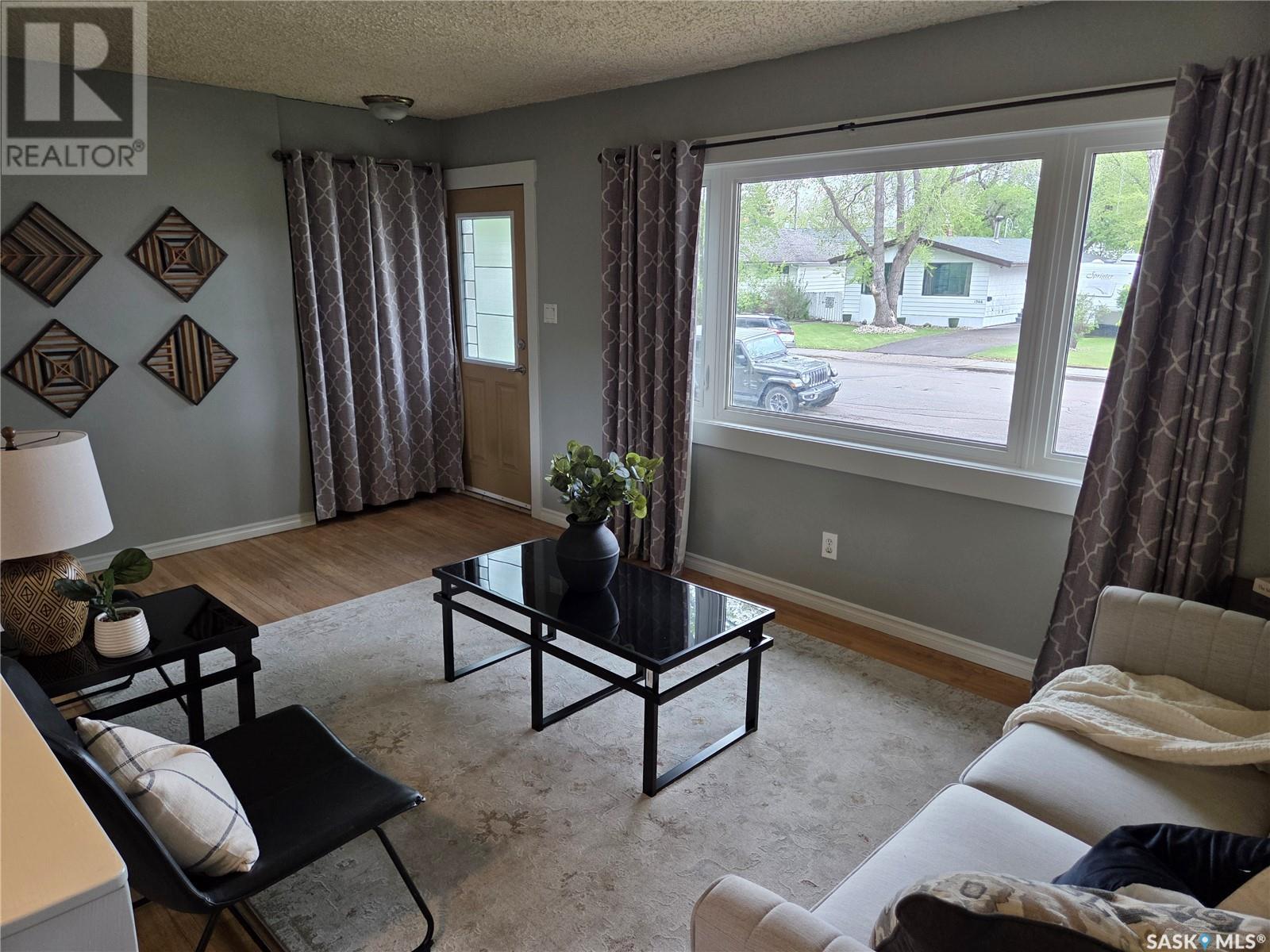 Single Family House Raised bungalow for Sale in  Horace STREET Regina 