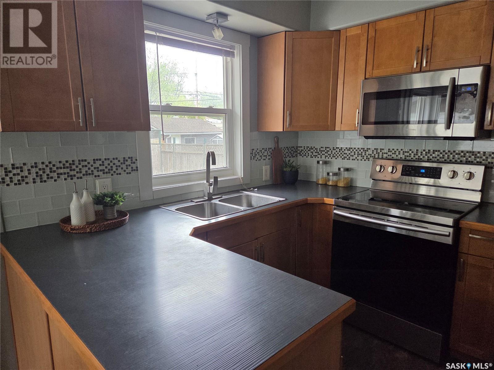 Single Family House Raised bungalow for Sale in  Horace STREET Regina 