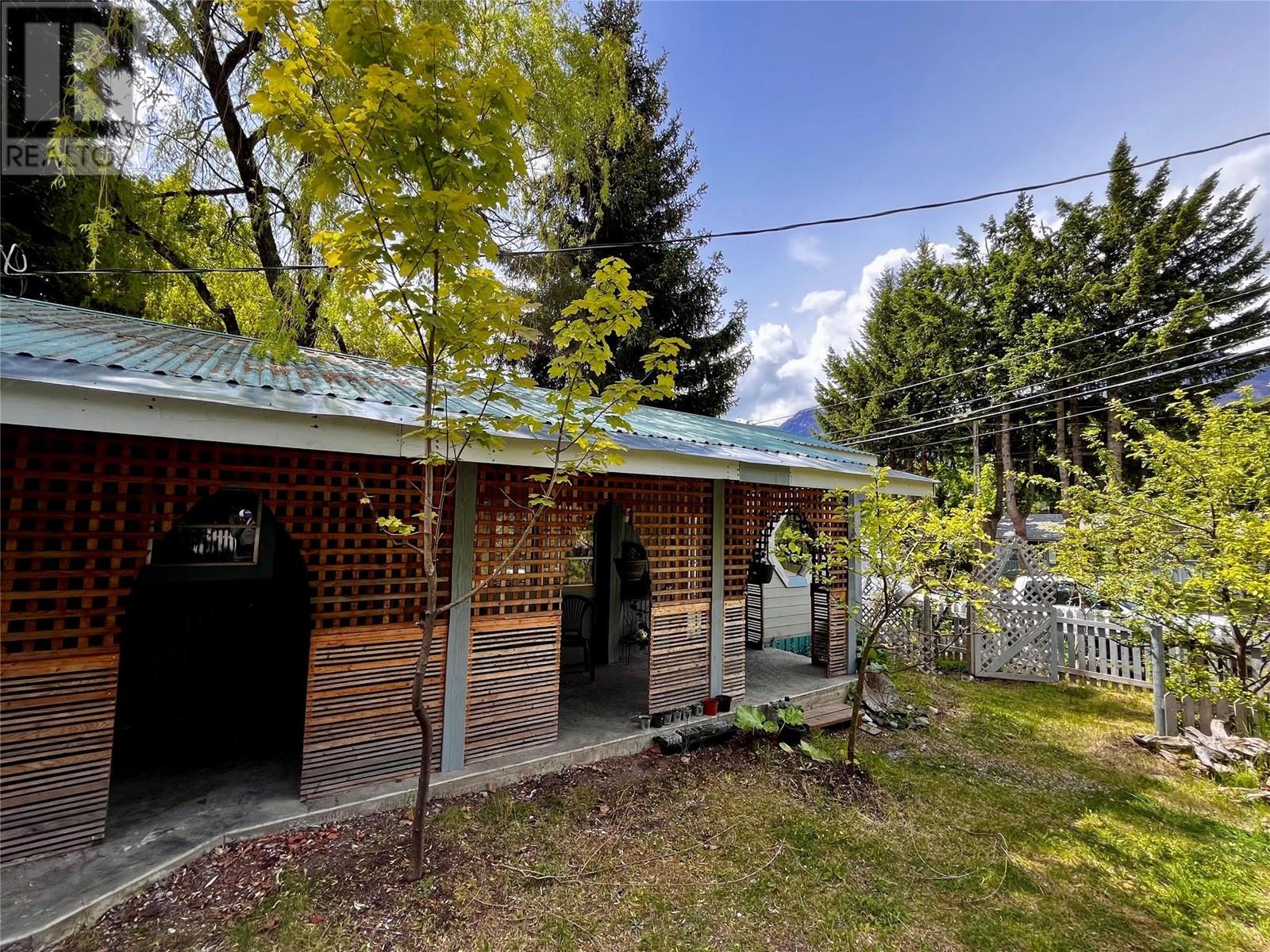 Photo 13 of 814 Josephine Street, New Denver BC