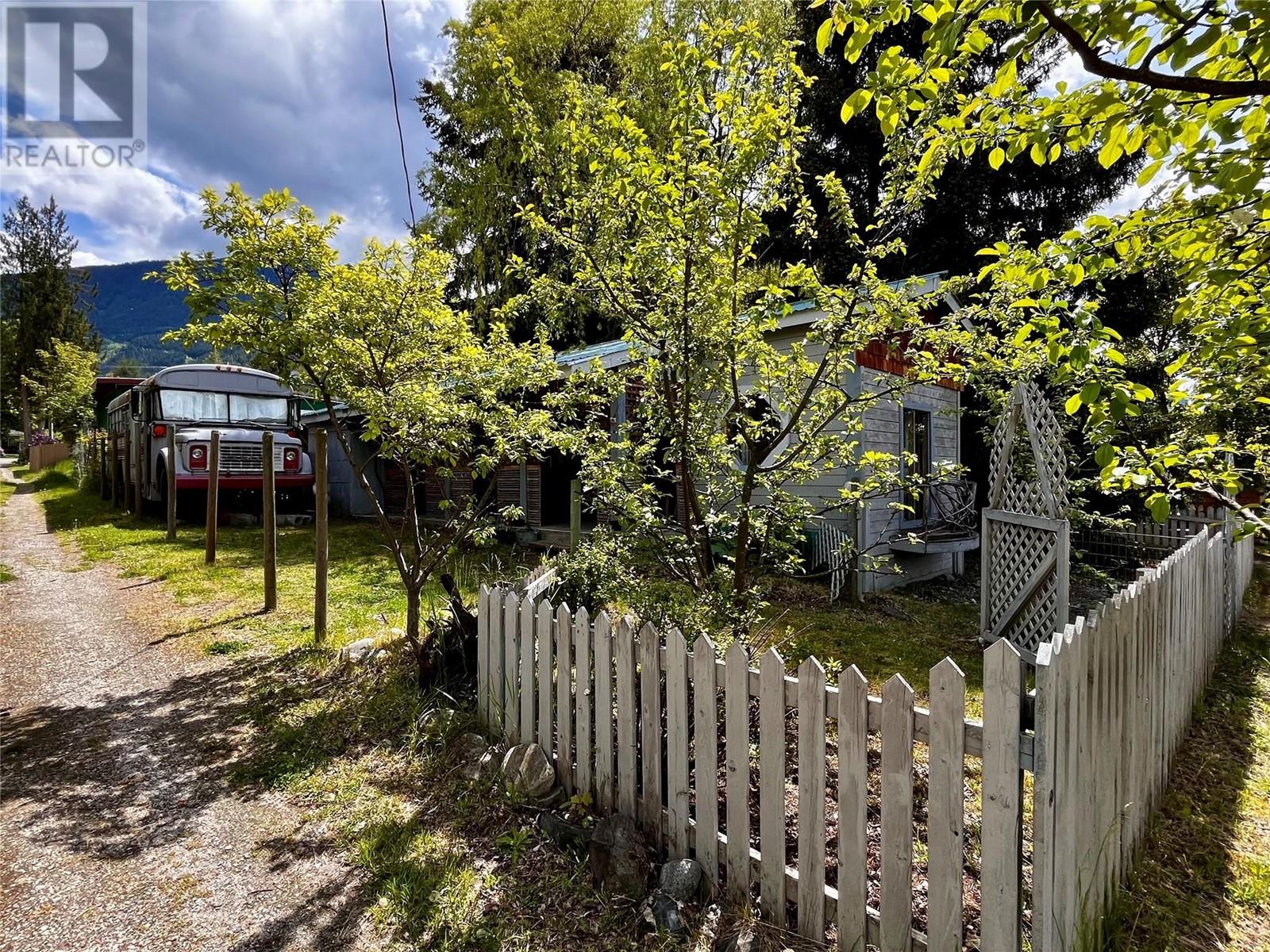 Photo 15 of 814 Josephine Street, New Denver BC