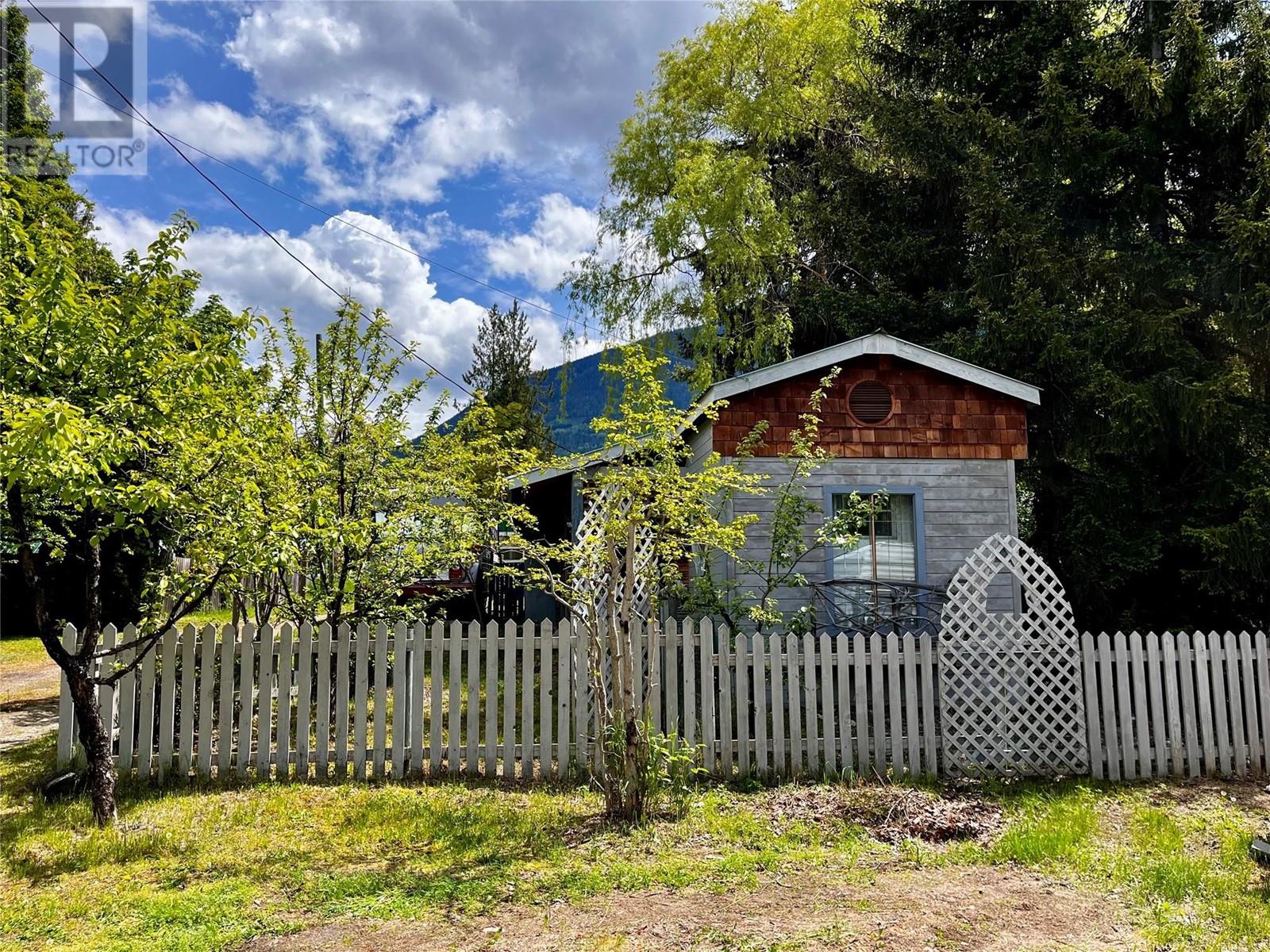Photo 2 of 814 Josephine Street, New Denver BC