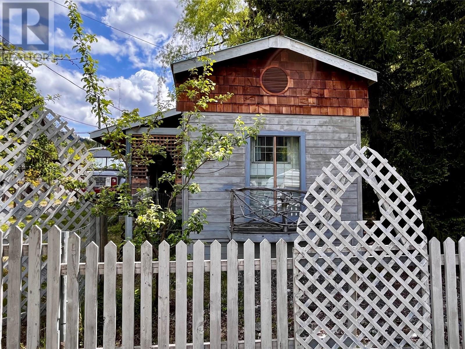 Photo 3 of 814 Josephine Street, New Denver BC