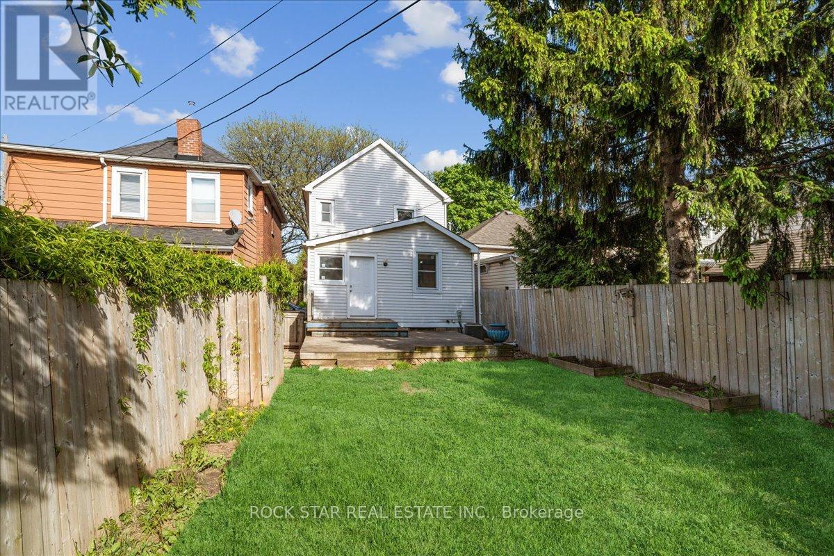 Photo 12 of 223 Weir Street N, Hamilton ON
