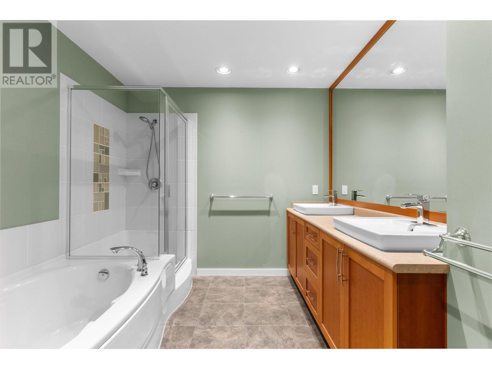 Photo 21 of 39 5300 Admiral Way, Delta BC