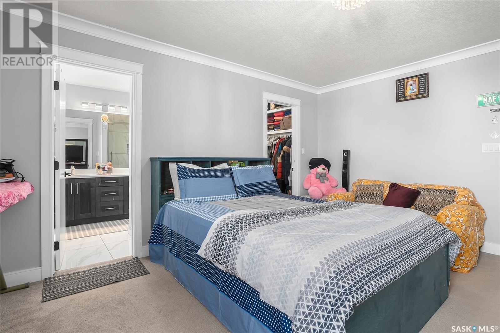Photo 3 of 215 Ells Crescent, Saskatoon SK
