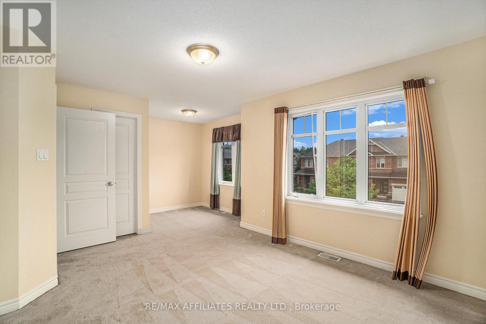 Photo 9 of 2008 Pennyroyal Crescent, Ottawa ON