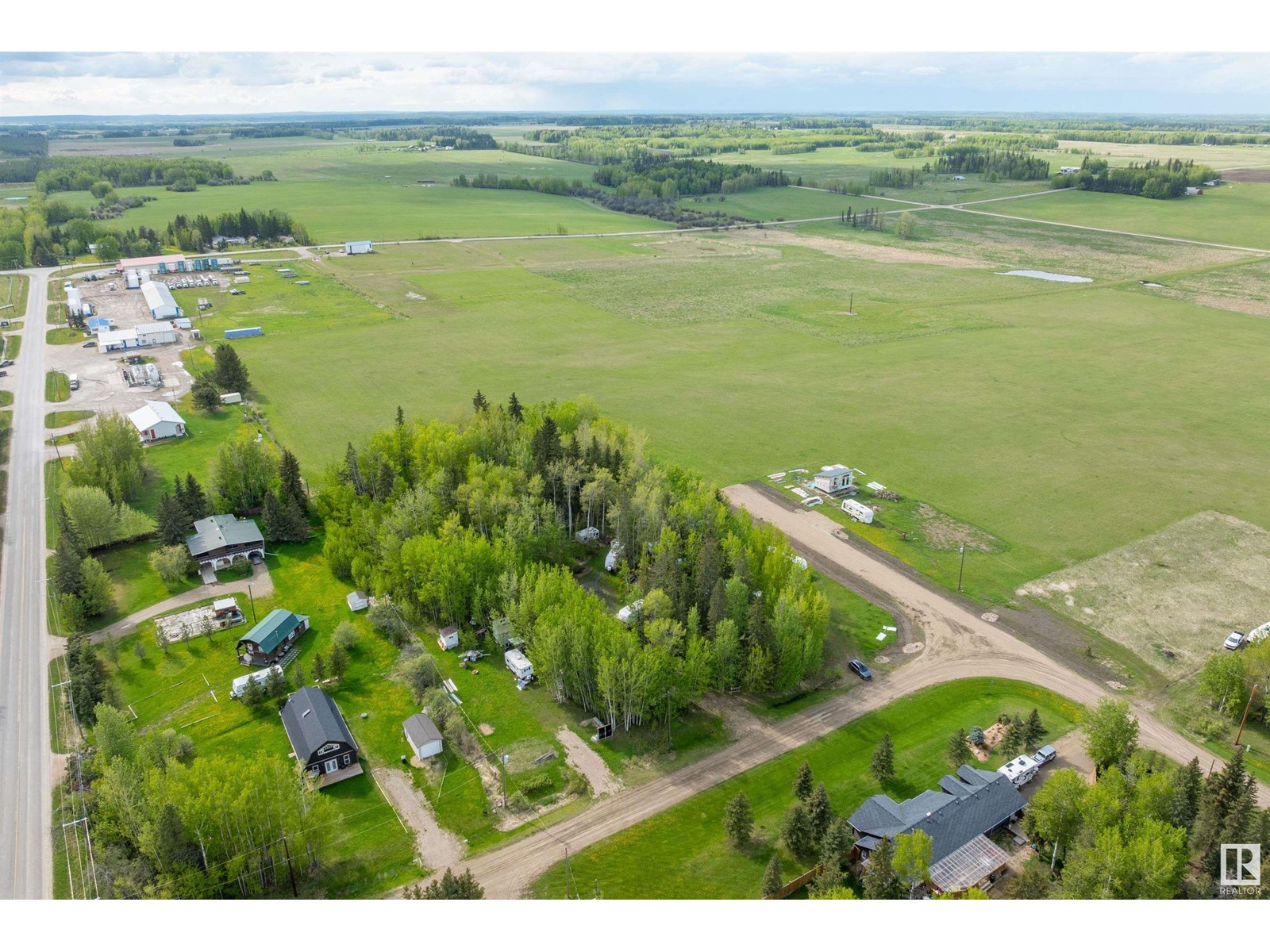 Photo 11 of 118 4 St W, Rural Wetaskiwin County AB