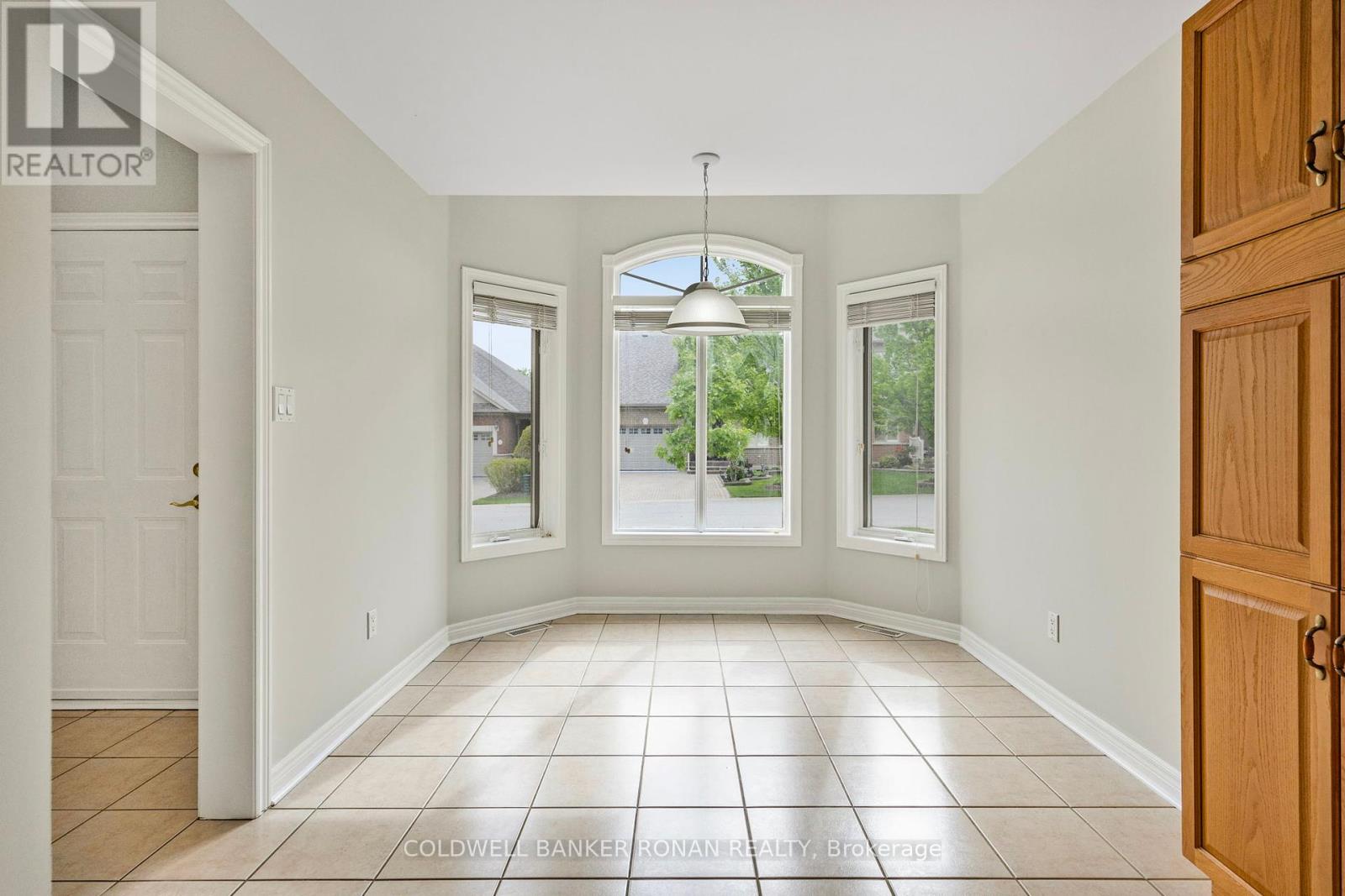 Photo 6 of 9 8 Malibu Manor W, New Tecumseth ON