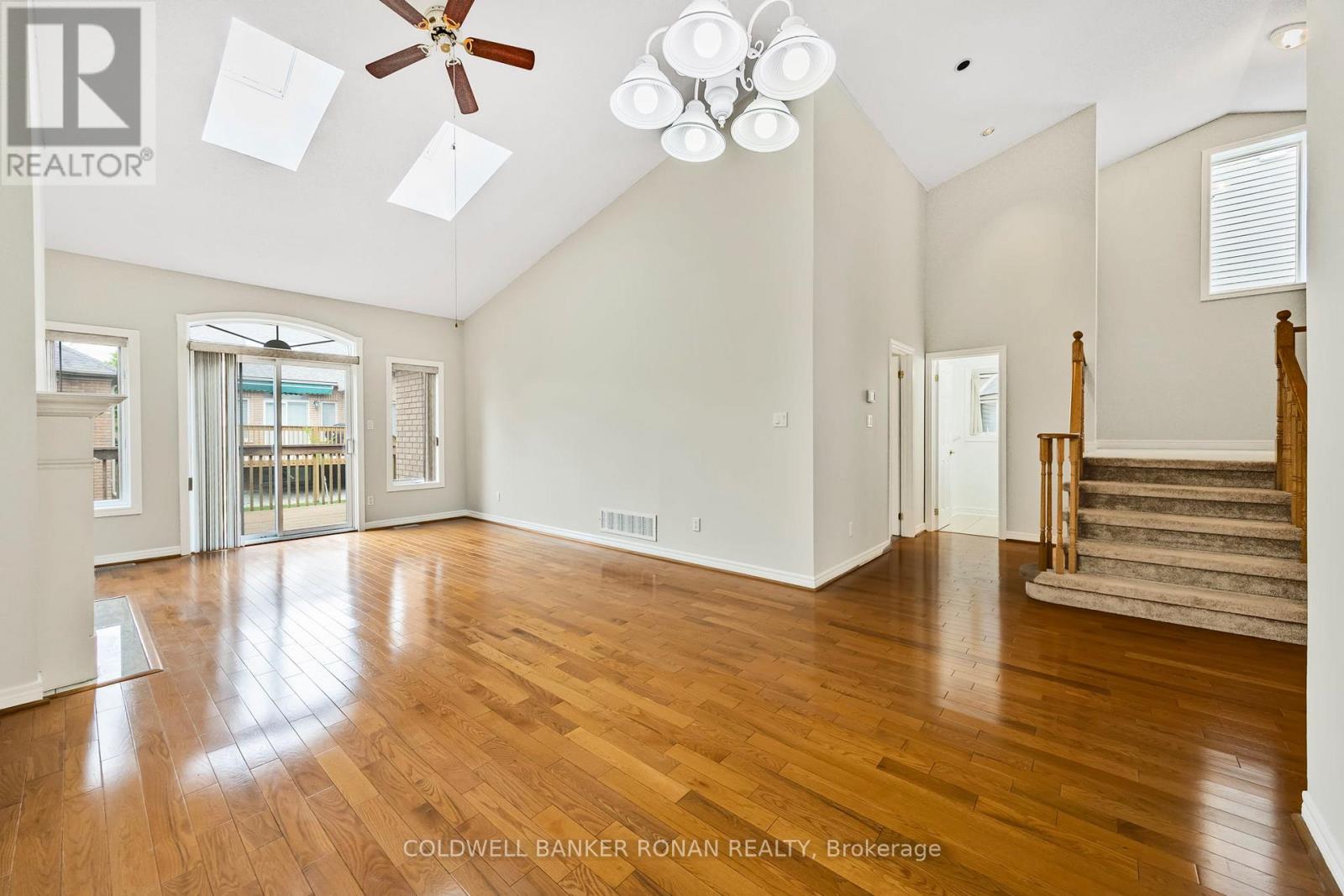 Photo 2 of 9 8 Malibu Manor W, New Tecumseth ON