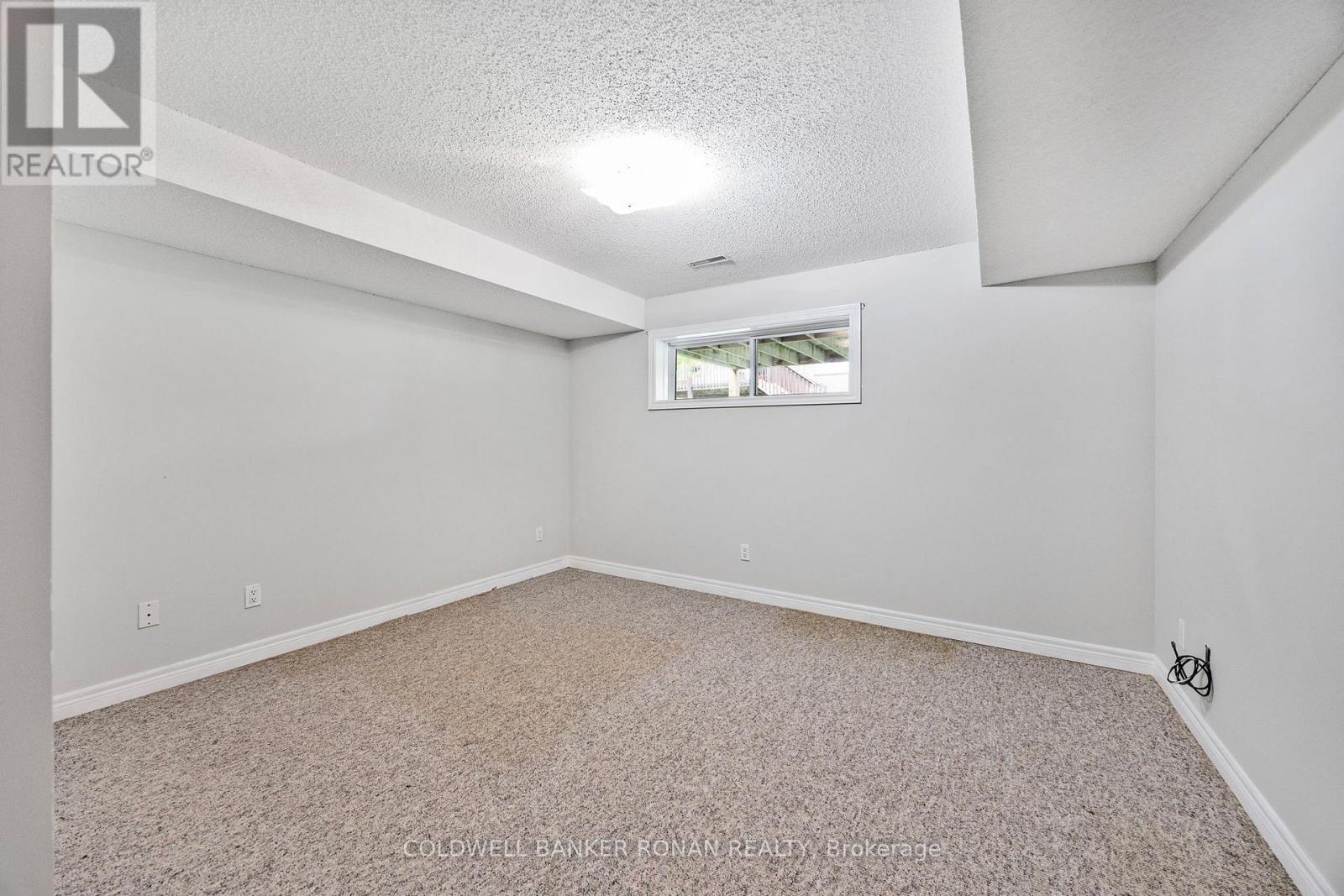 Photo 8 of 9 8 Malibu Manor W, New Tecumseth ON