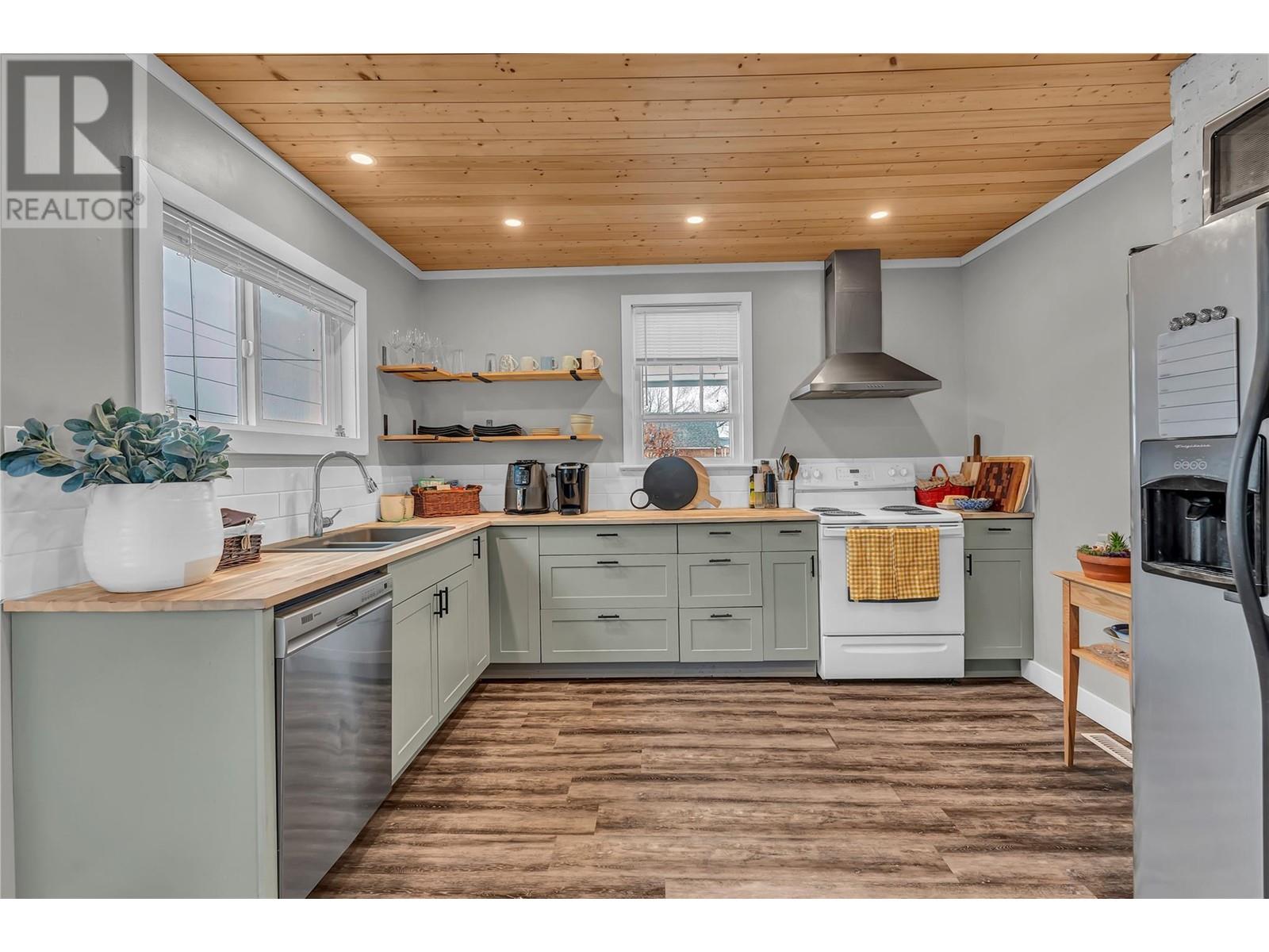 11406 VICTORIA Road South, Summerland