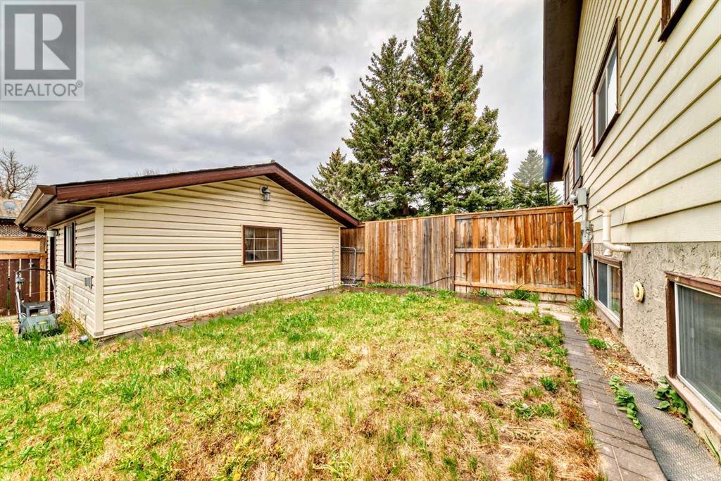 Single Family House Bi-level for Sale in  Berwick Drive NW Beddington Heights Calgary 