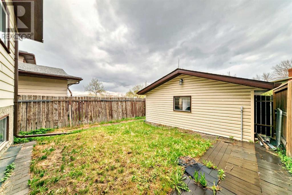 Single Family House Bi-level for Sale in  Berwick Drive NW Beddington Heights Calgary 