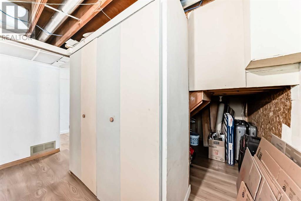 Single Family House Bi-level for Sale in  Berwick Drive NW Beddington Heights Calgary 