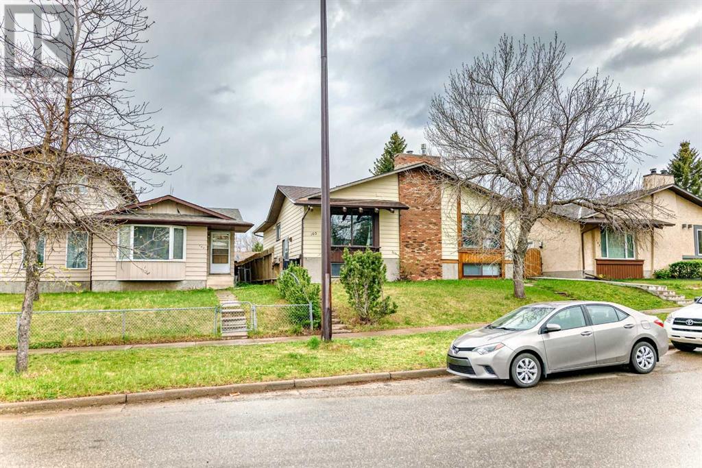 Single Family House Bi-level for Sale in  Berwick Drive NW Beddington Heights Calgary 