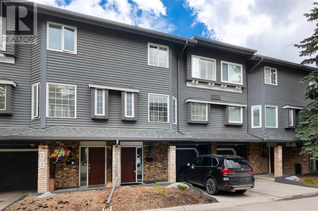 Single Family House for Sale in    Street NW Varsity Calgary 