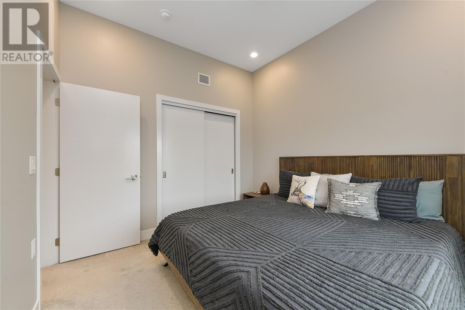 Single Family House for Sale in   Viewmont Ave The Reeve Saanich 