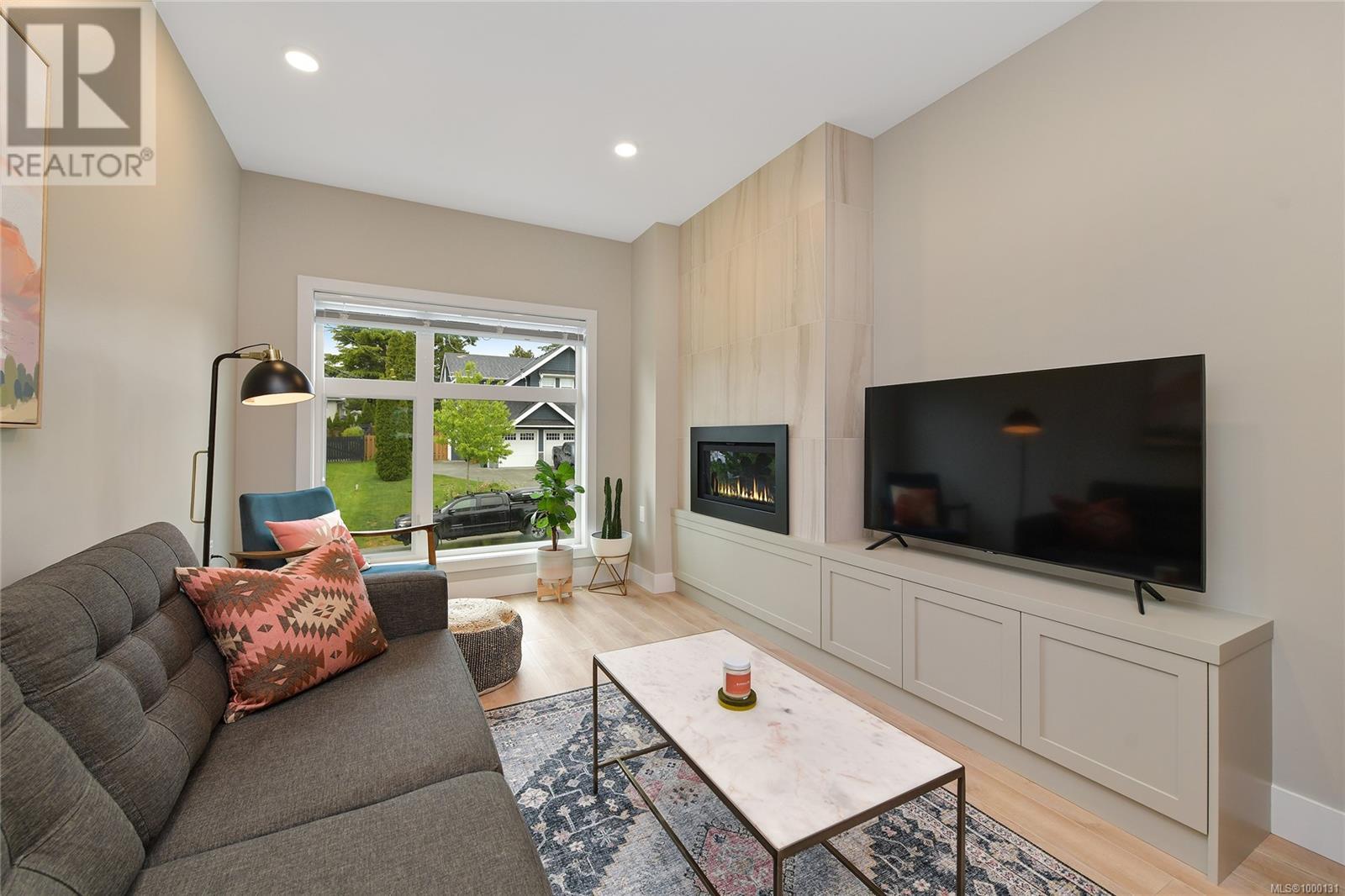 Single Family House for Sale in   Viewmont Ave The Reeve Saanich 