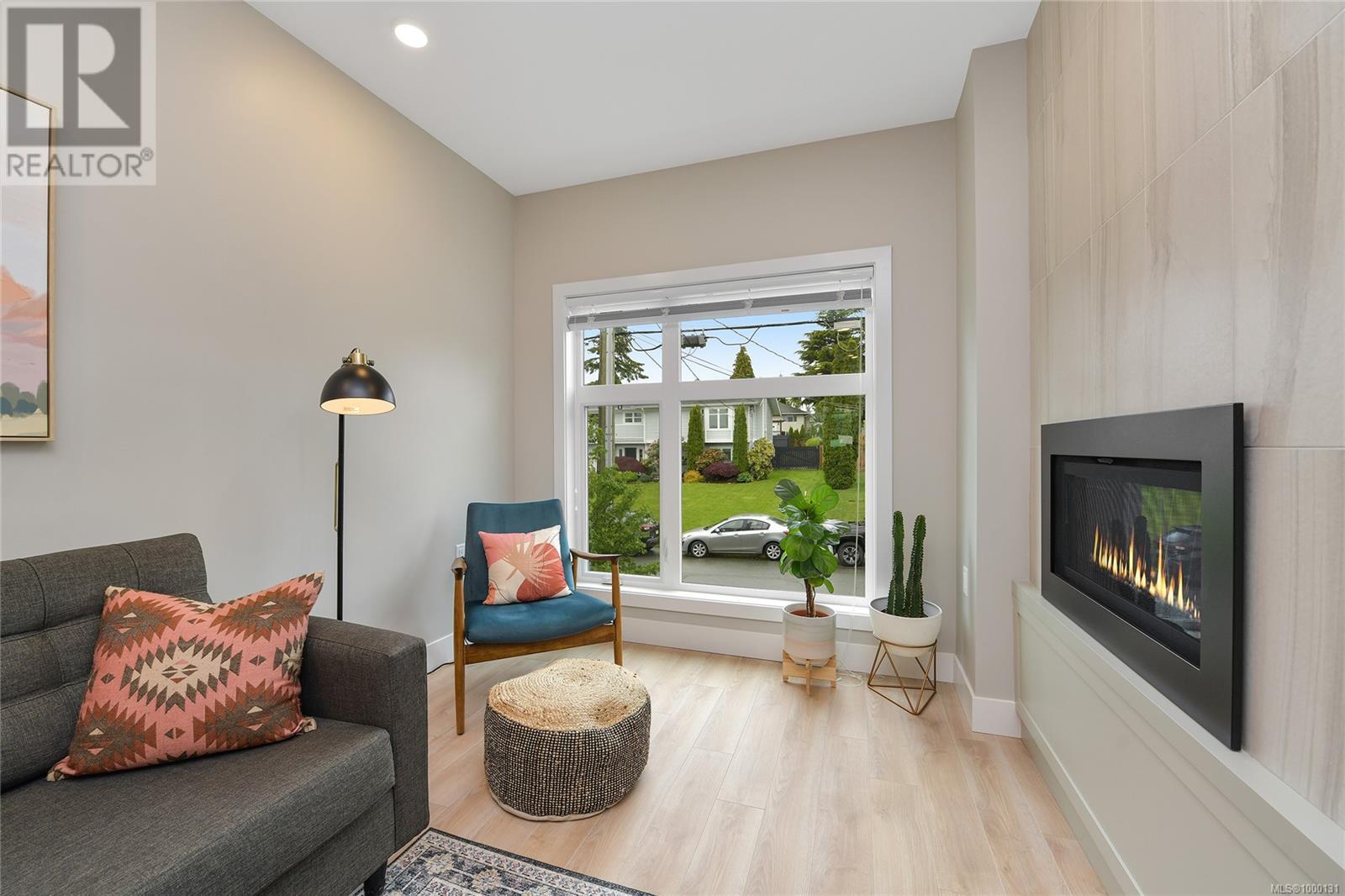 Single Family House for Sale in   Viewmont Ave The Reeve Saanich 