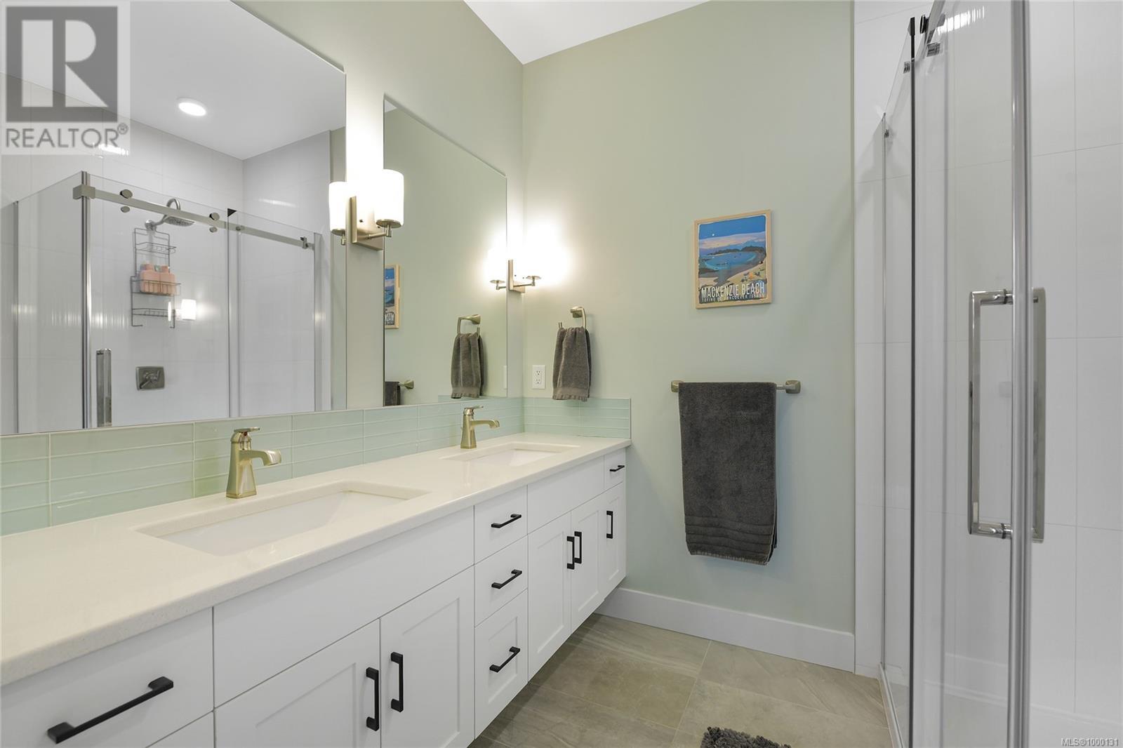Single Family House for Sale in   Viewmont Ave The Reeve Saanich 