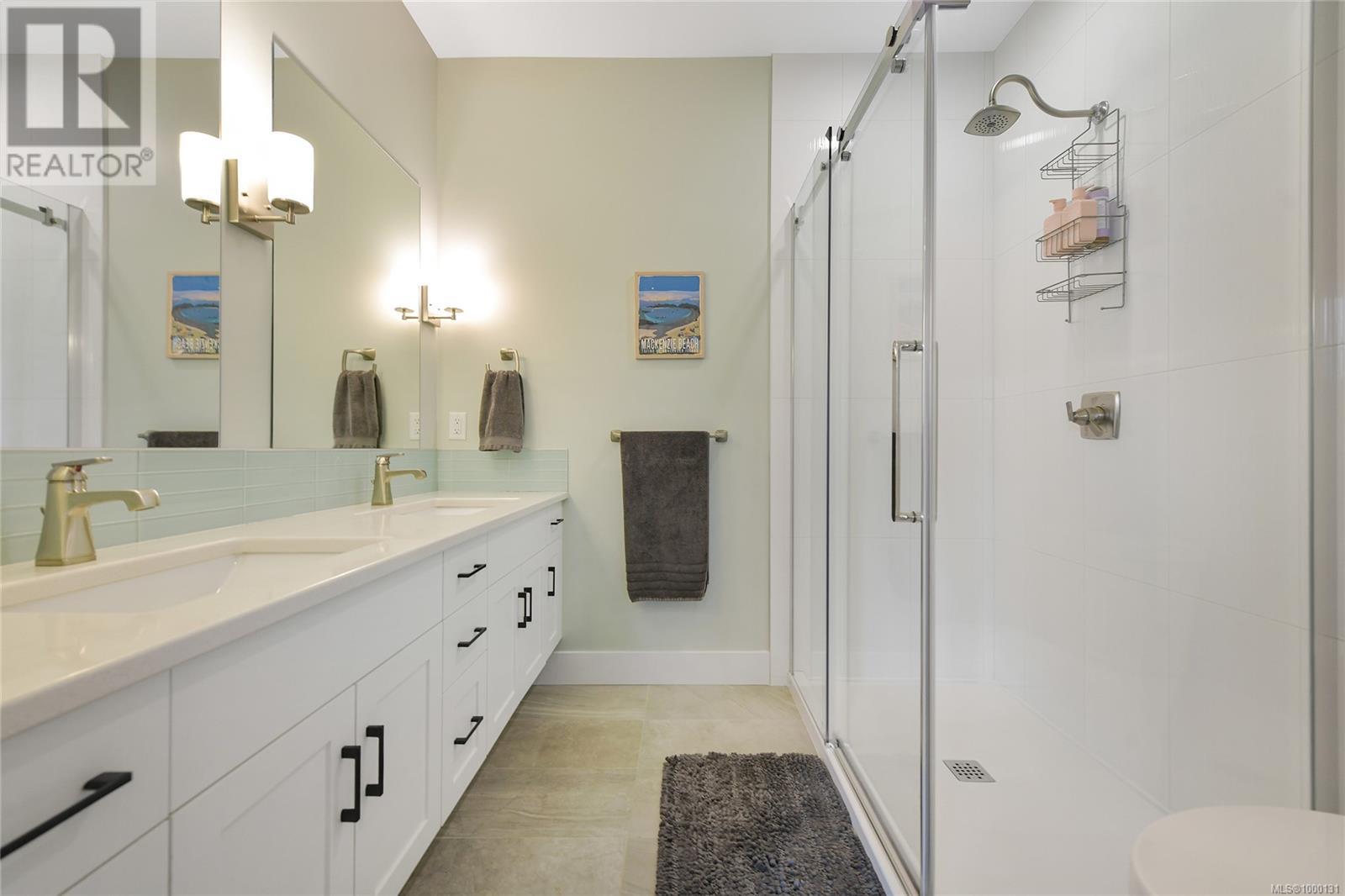 Single Family House for Sale in   Viewmont Ave The Reeve Saanich 