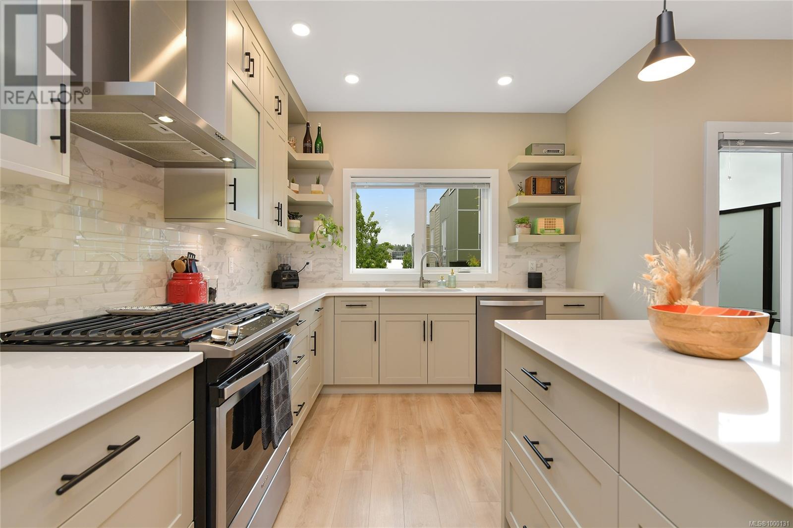 Single Family House for Sale in   Viewmont Ave The Reeve Saanich 