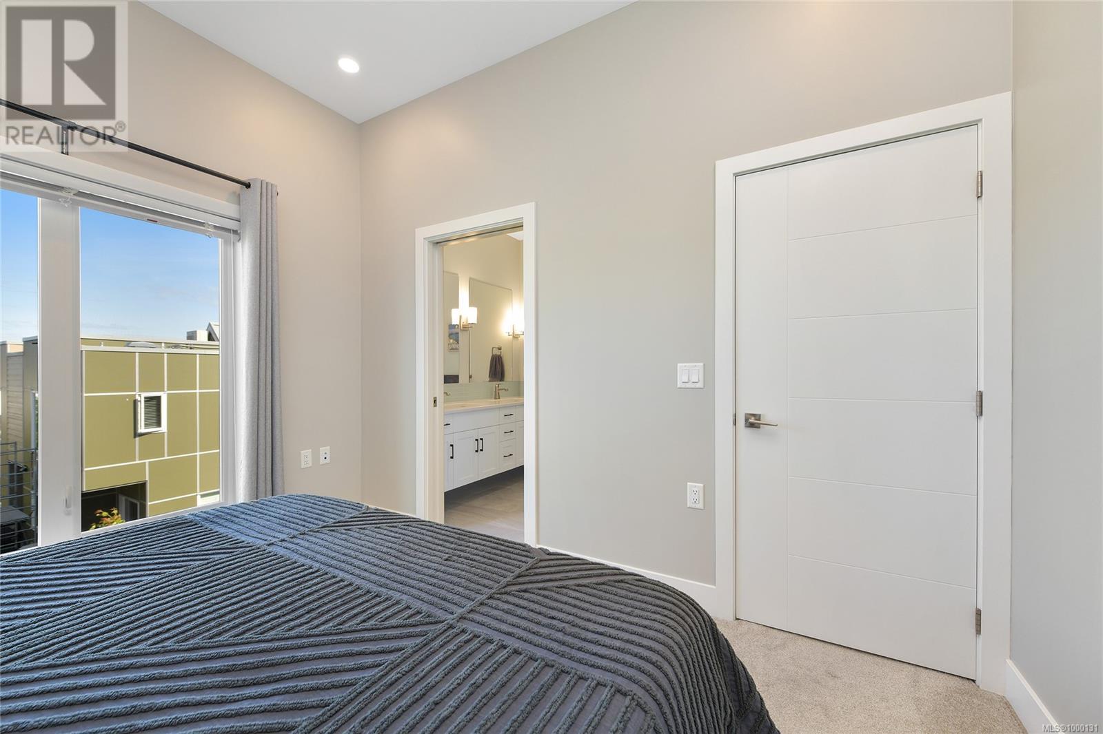 Single Family House for Sale in   Viewmont Ave The Reeve Saanich 