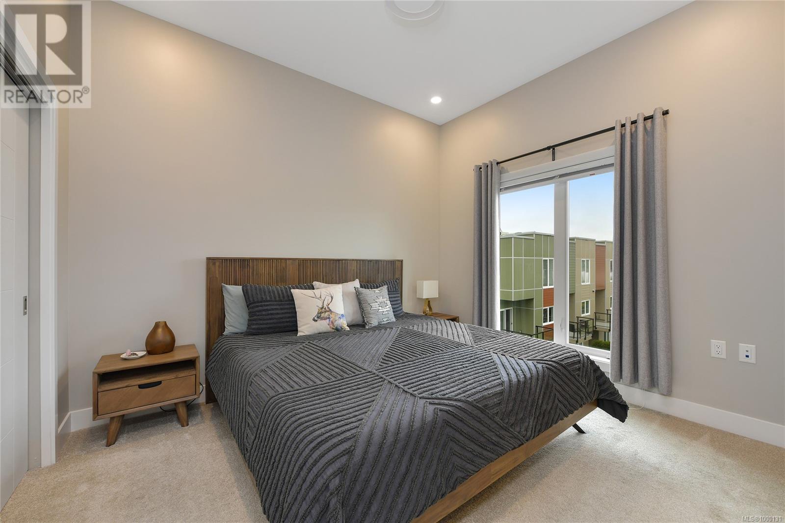 Single Family House for Sale in   Viewmont Ave The Reeve Saanich 