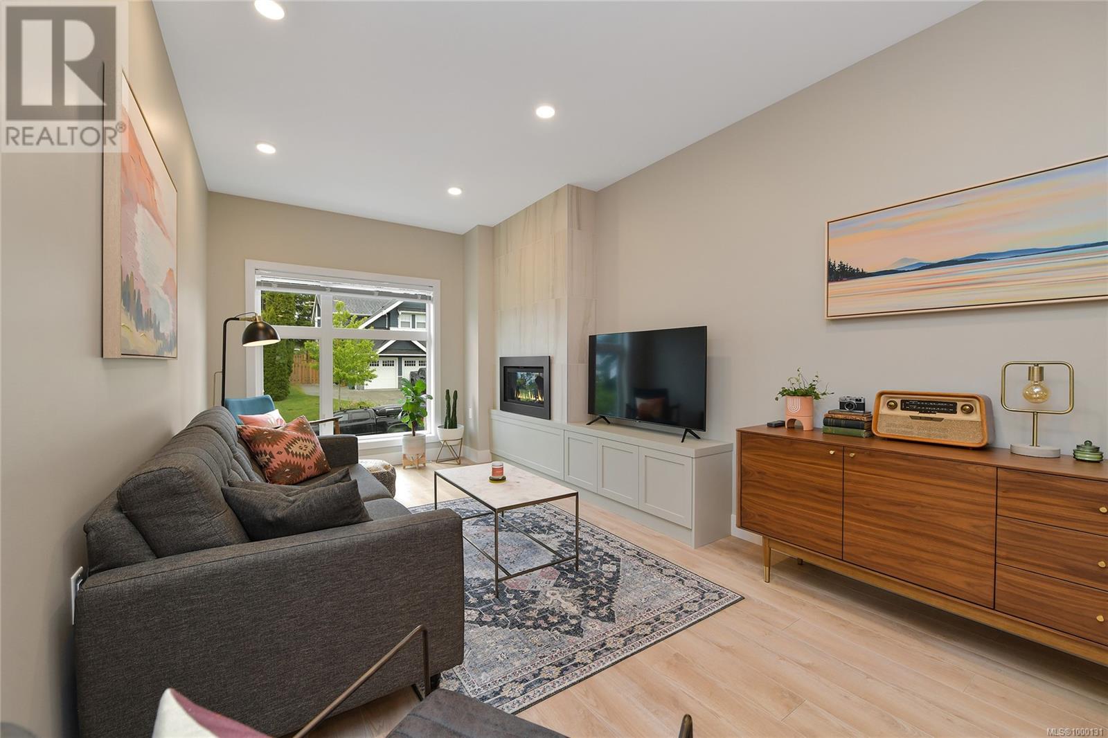 Single Family House for Sale in   Viewmont Ave The Reeve Saanich 