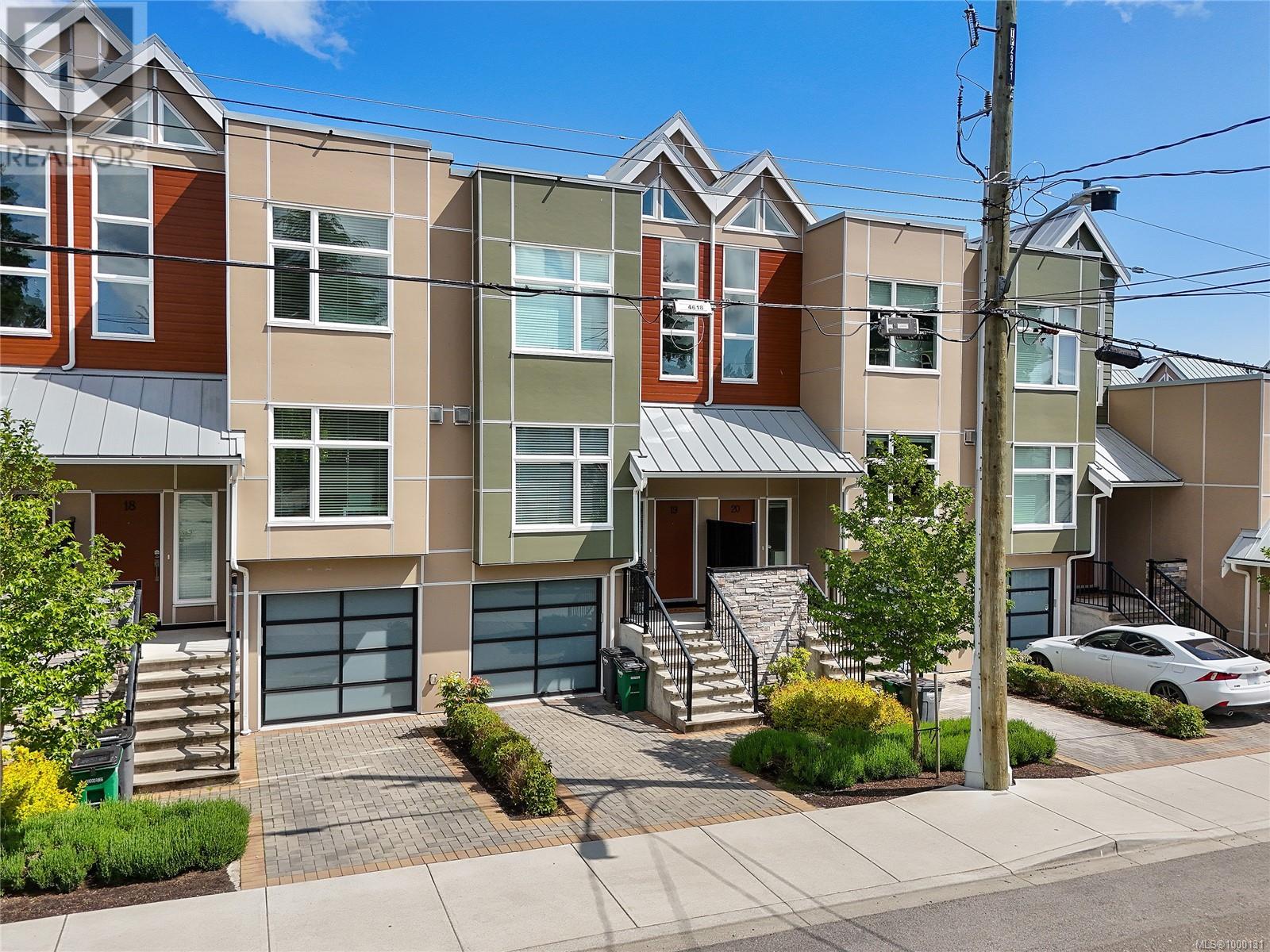 Single Family House for Sale in   Viewmont Ave The Reeve Saanich 