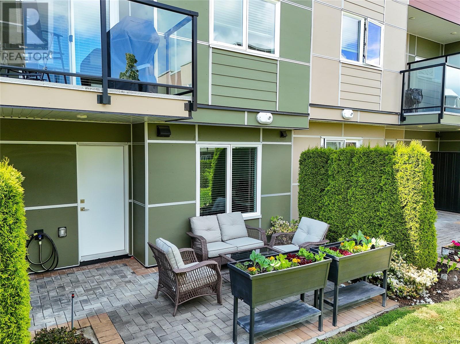 Single Family House for Sale in   Viewmont Ave The Reeve Saanich 