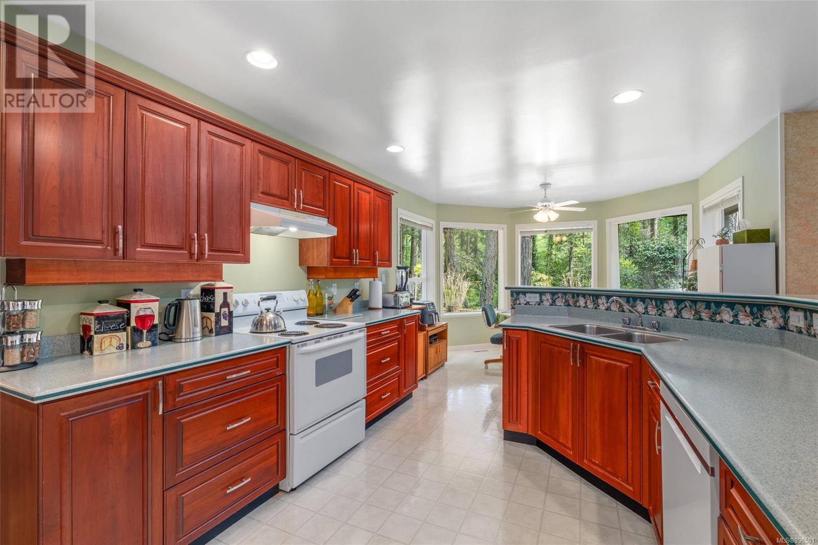  983 Carolwood Drive, Saanich