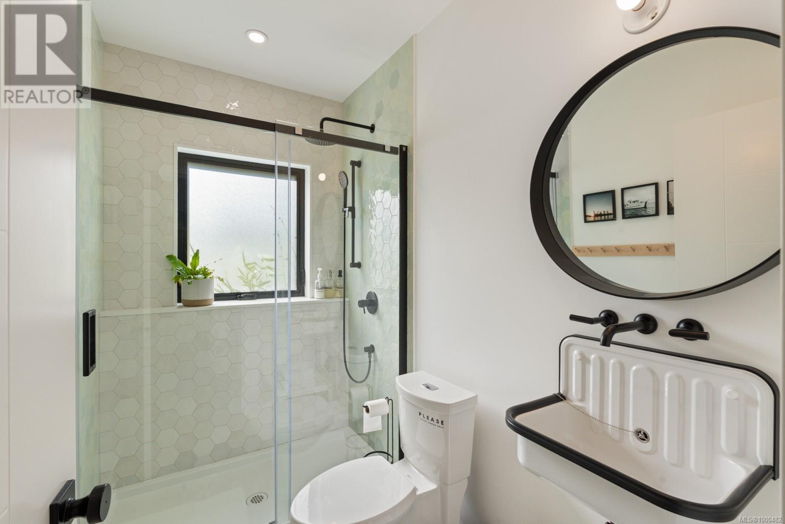 146 Menhinick Dr, Salt Spring